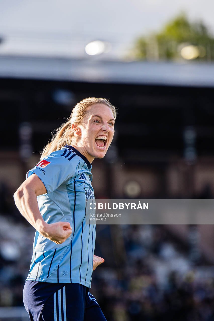 Djurgårdens Mimmi Larsson jublar efter 1-0 under fotbollsmatchen i Damallsvenskan mellan Djurgården och AIK den 20 maj 2025 i Stockholm. 