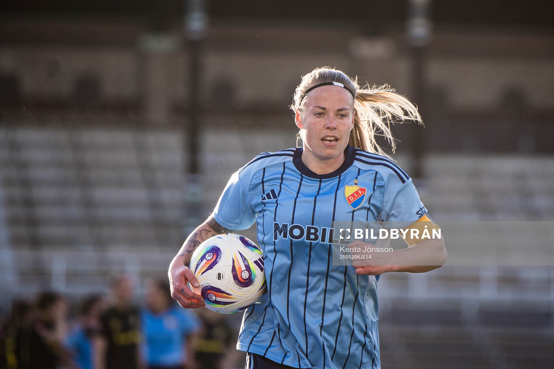 Djurgårdens Therese Åsland under fotbollsmatchen i Damallsvenskan mellan Djurgården och AIK den 20 maj 2025 i Stockholm. 
