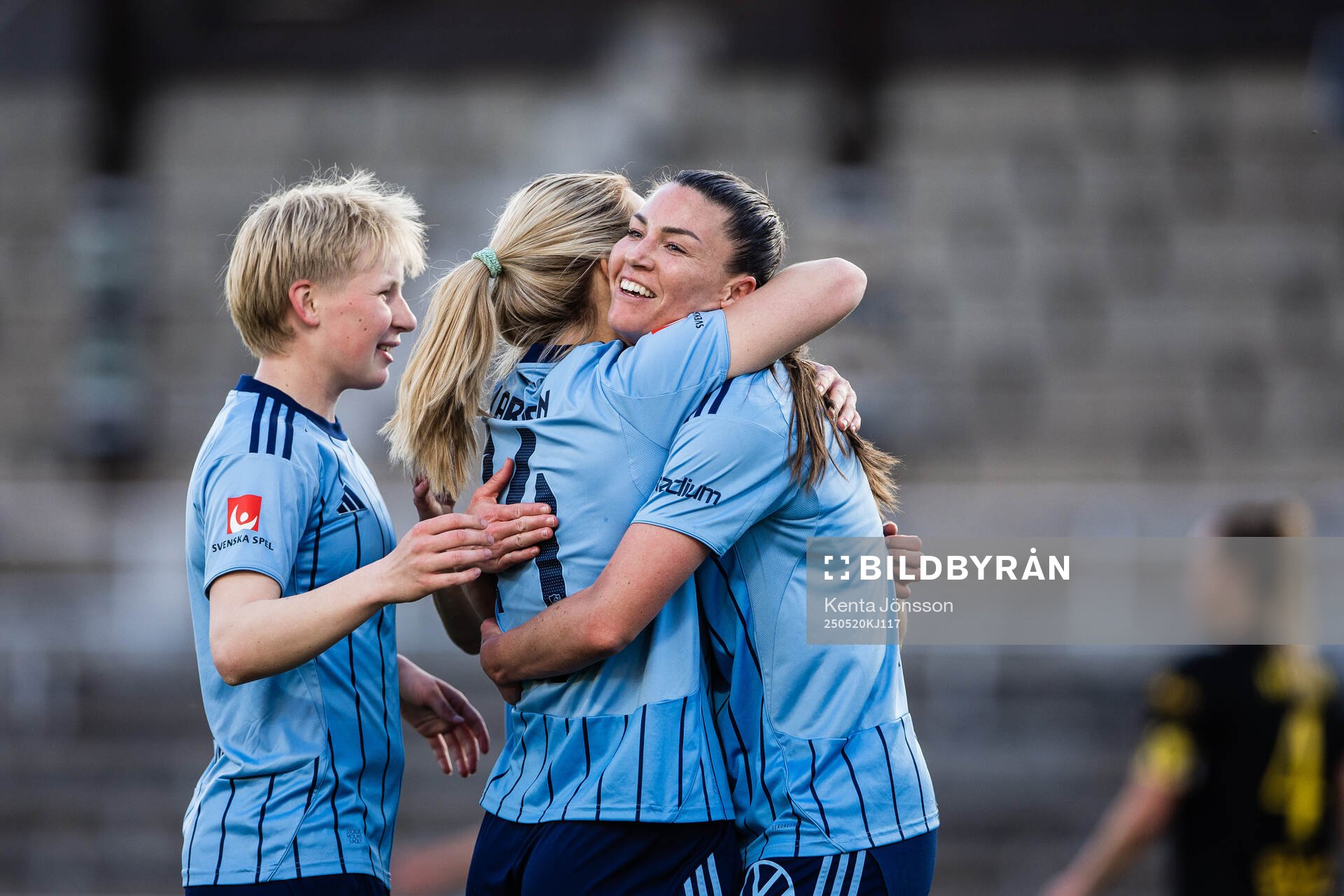 Djurgårdens Pauline Hammarlund jublar efter 3-0 under fotbollsmatchen i Damallsvenskan mellan Djurgården och AIK den 20 maj 2025 i Stockholm.