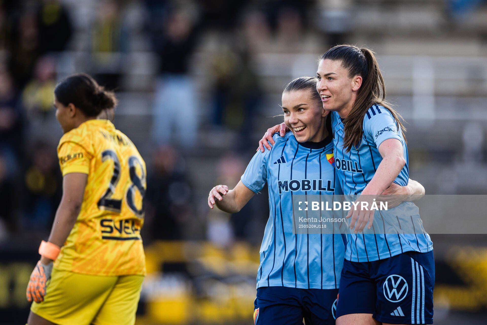Djurgårdens Ebba Hed och Pauline Hammarlund jublar efter 3-0 under fotbollsmatchen i Damallsvenskan mellan Djurgården och AIK den 20 maj 2025 i Stockholm.