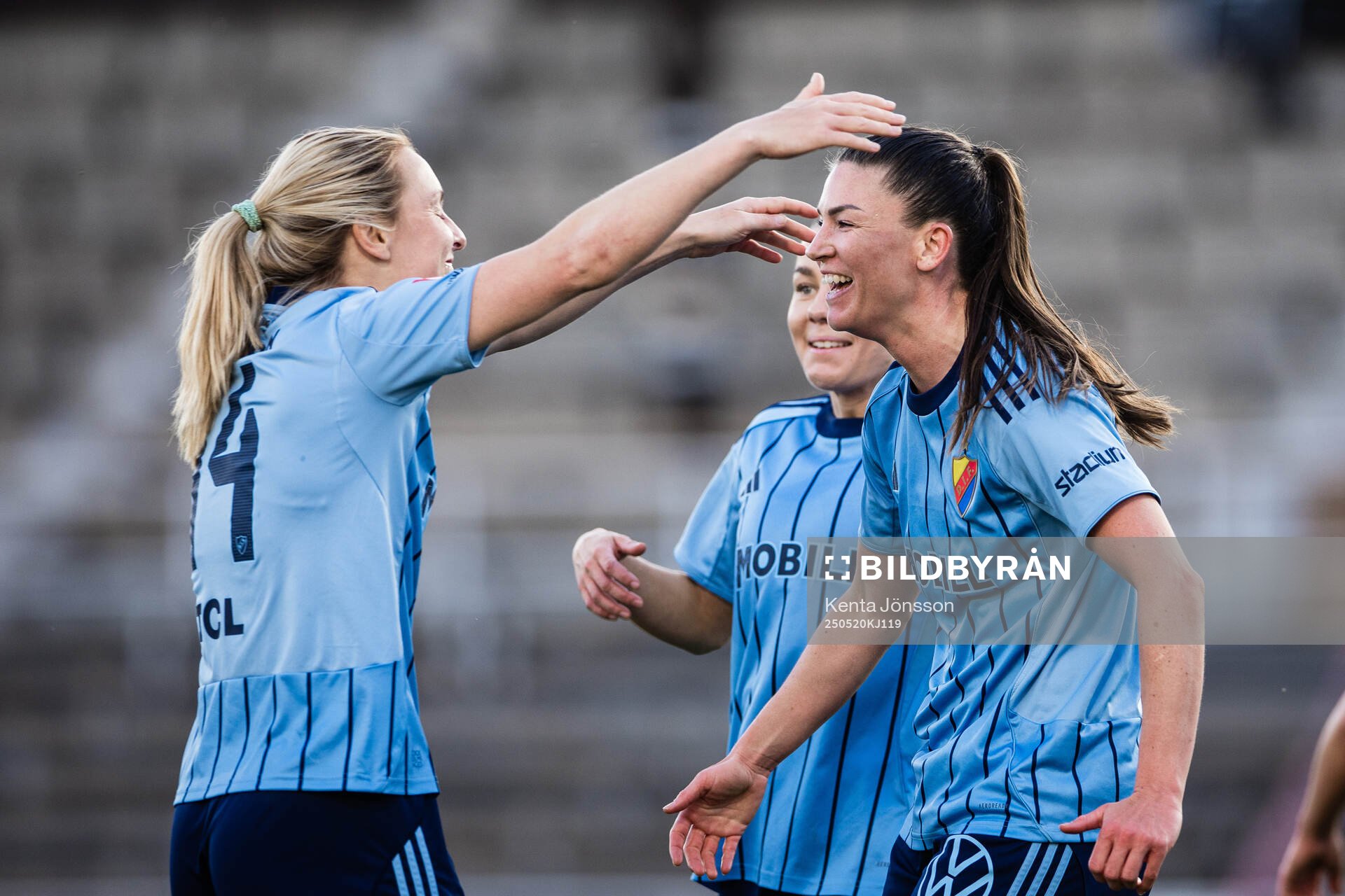 Djurgårdens Mimmi Larsson och Pauline Hammarlund jublar efter 3-0 under fotbollsmatchen i Damallsvenskan mellan Djurgården och AIK den 20 maj 2025 i Stockholm. 