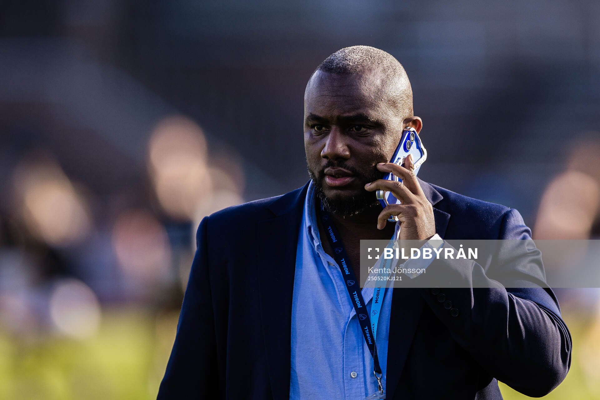 Djurgårdens sportchef Jean Balawo inför fotbollsmatchen i Damallsvenskan mellan Djurgården och AIK den 20 maj 2025 i Stockholm. 