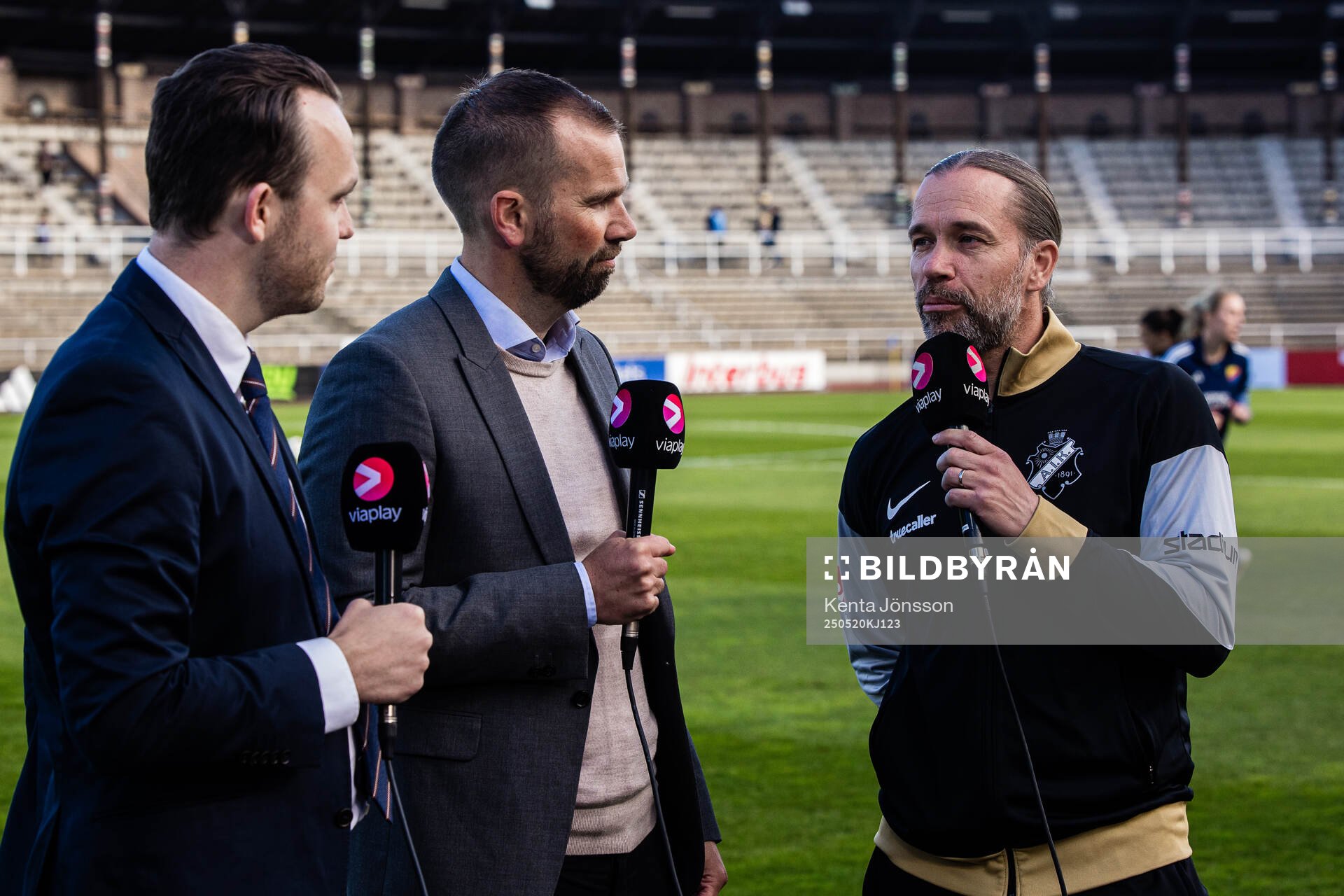 AIKs tränare Lukas Syberyjski intervjuas inför fotbollsmatchen i Damallsvenskan mellan Djurgården och AIK den 20 maj 2025 i Stockholm. 