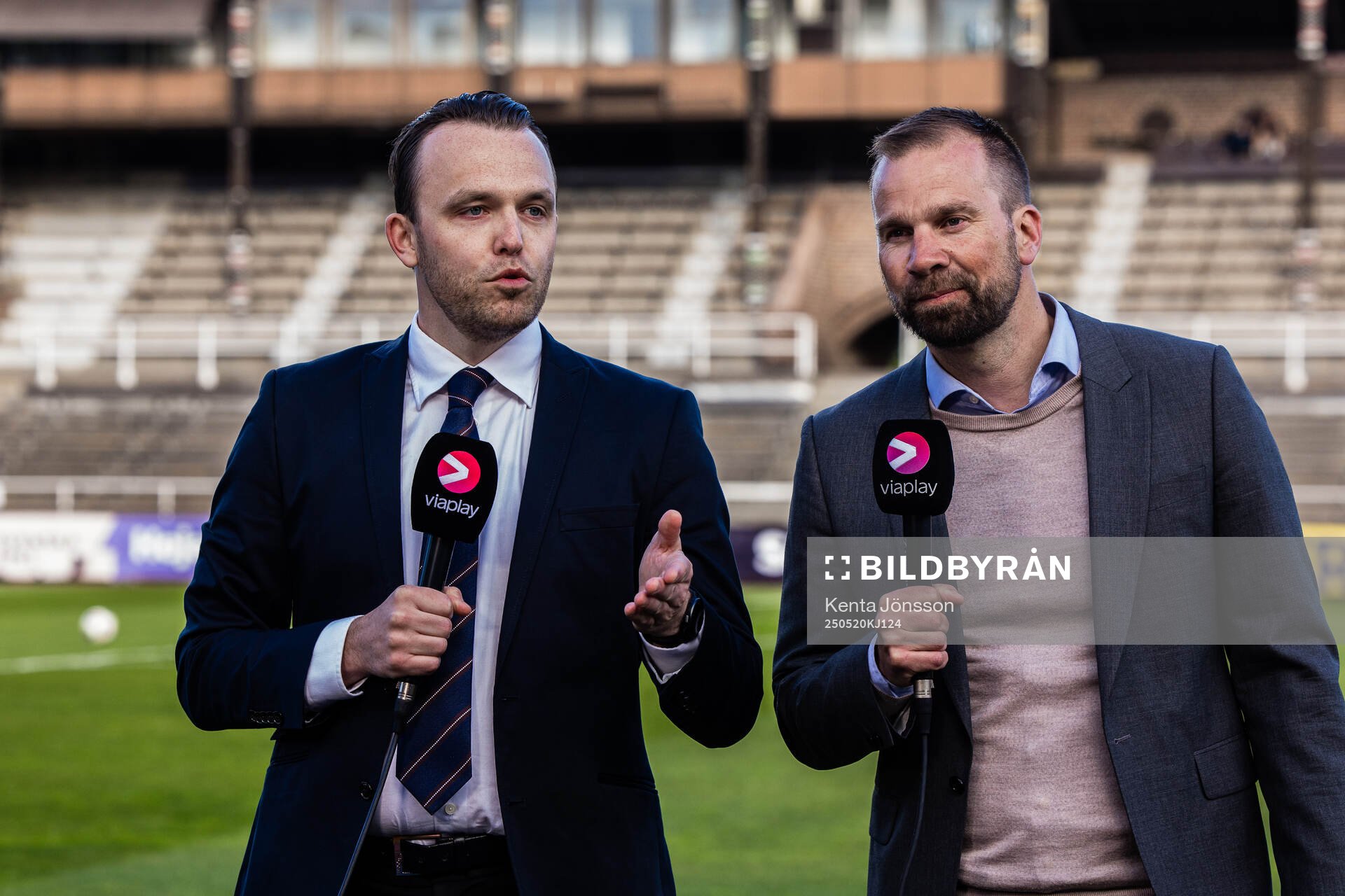 Viaplays kommentator Gustav Karlsson och Viaplays expert Pär Lagerström inför fotbollsmatchen i Damallsvenskan mellan Djurgården och AIK den 20 maj 2025 i Stockholm.