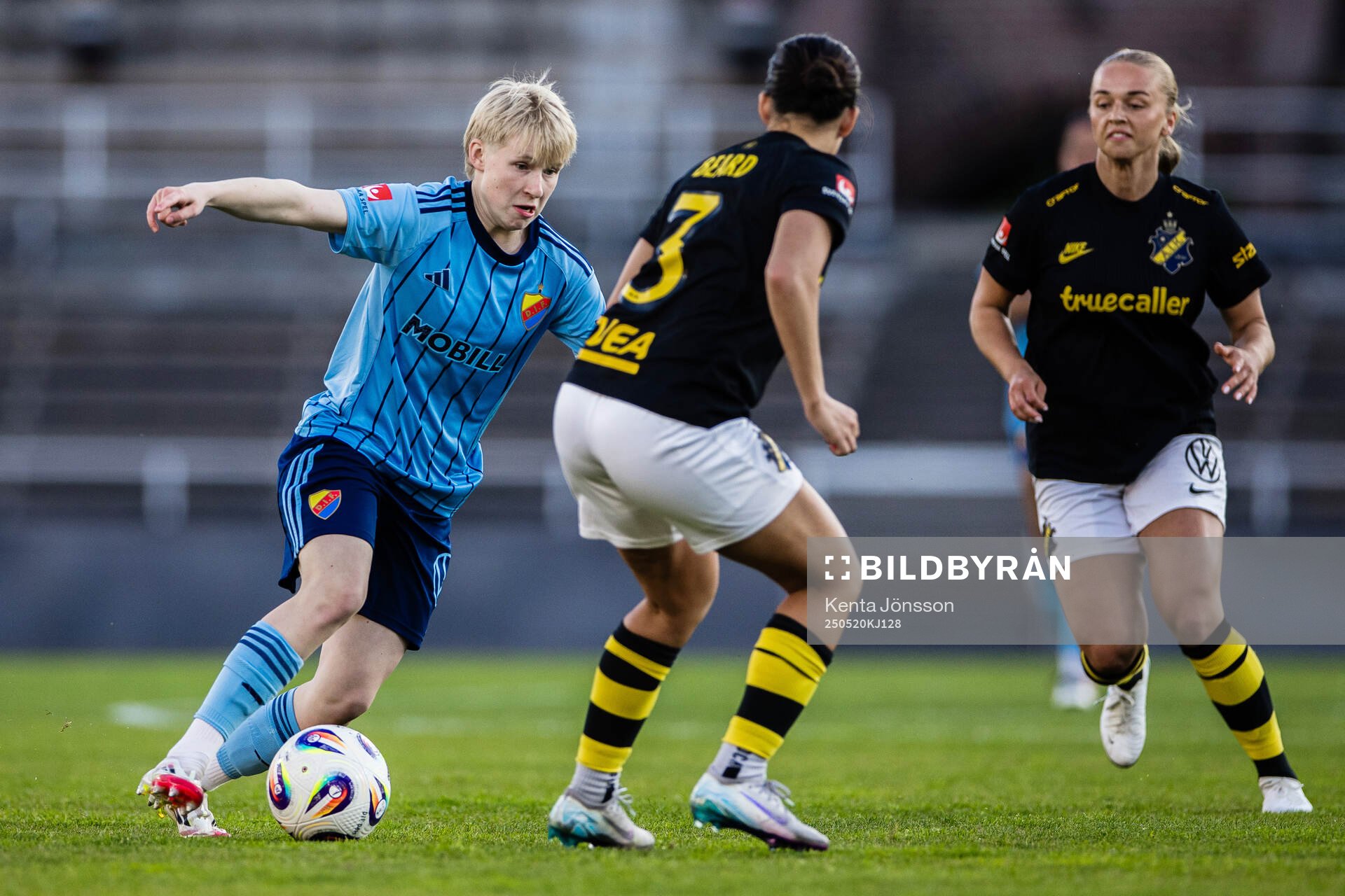 Djurgårdens Olivia Ulenius under fotbollsmatchen i Damallsvenskan mellan Djurgården och AIK den 20 maj 2025 i Stockholm. 