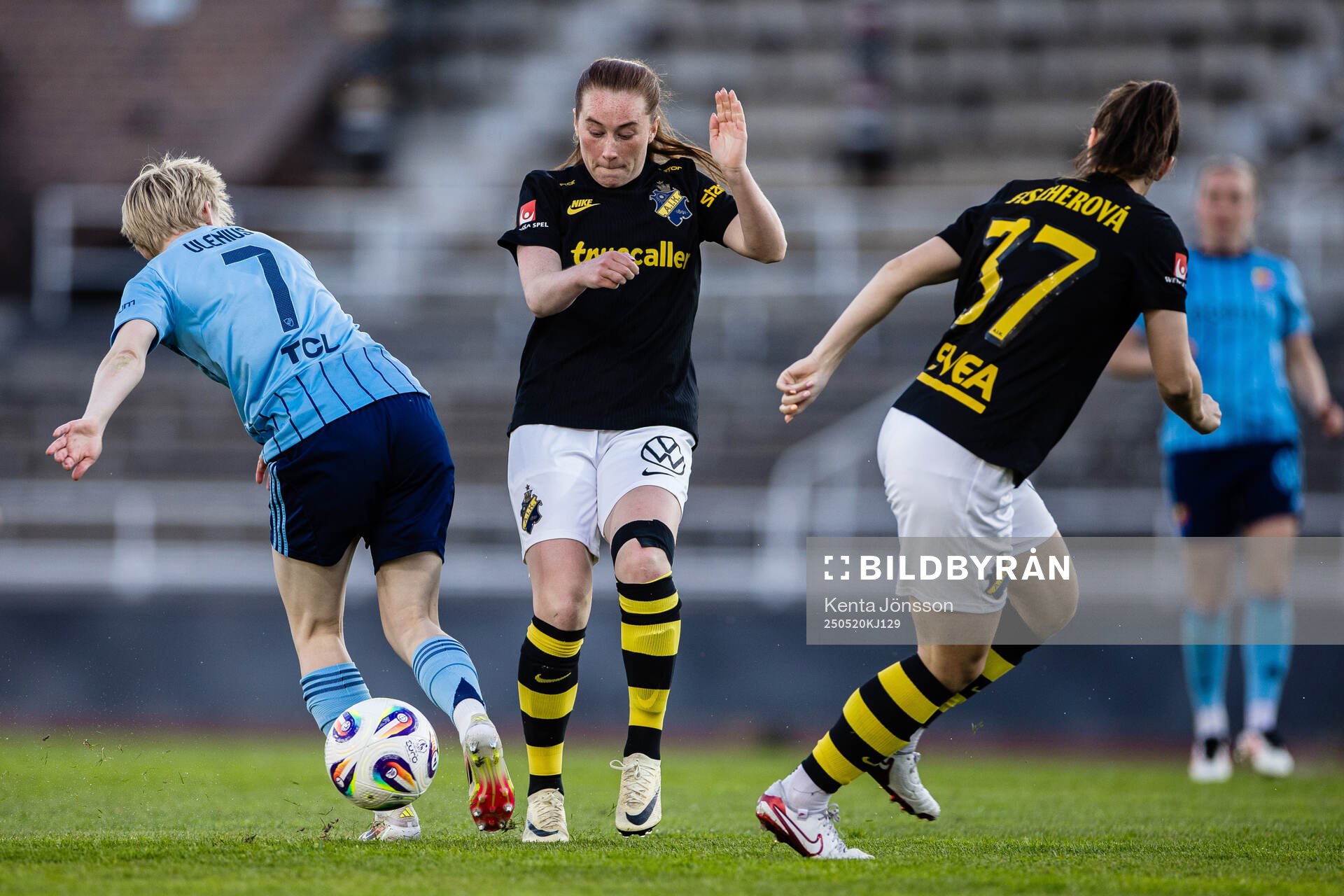 Djurgårdens Olivia Ulenius och AIKs Ella Reidy under fotbollsmatchen i Damallsvenskan mellan Djurgården och AIK den 20 maj 2025 i Stockholm.
