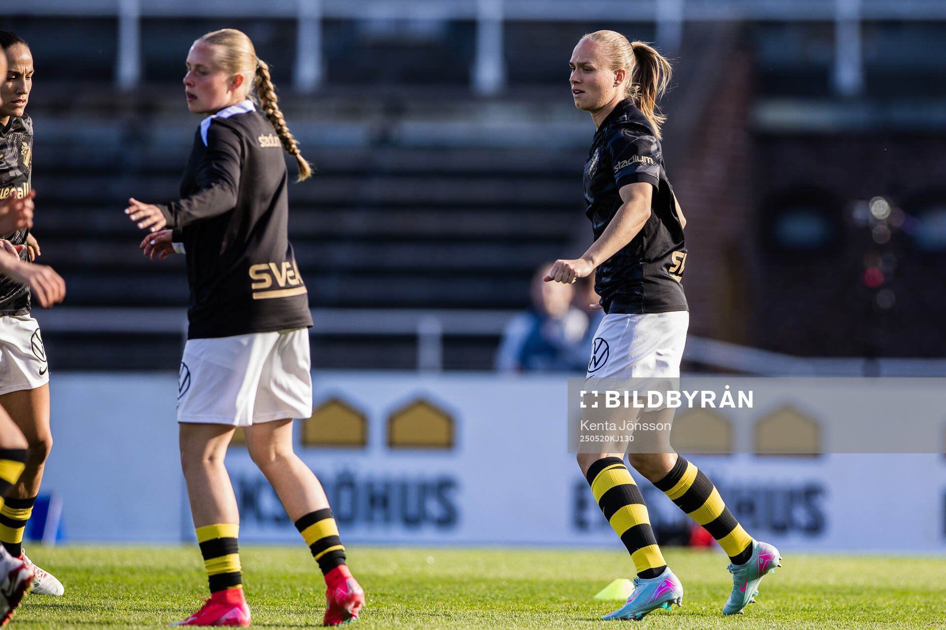 AIKs Matilda Plan under uppvärmningen inför fotbollsmatchen i Damallsvenskan mellan Djurgården och AIK den 20 maj 2025 i Stockholm. 