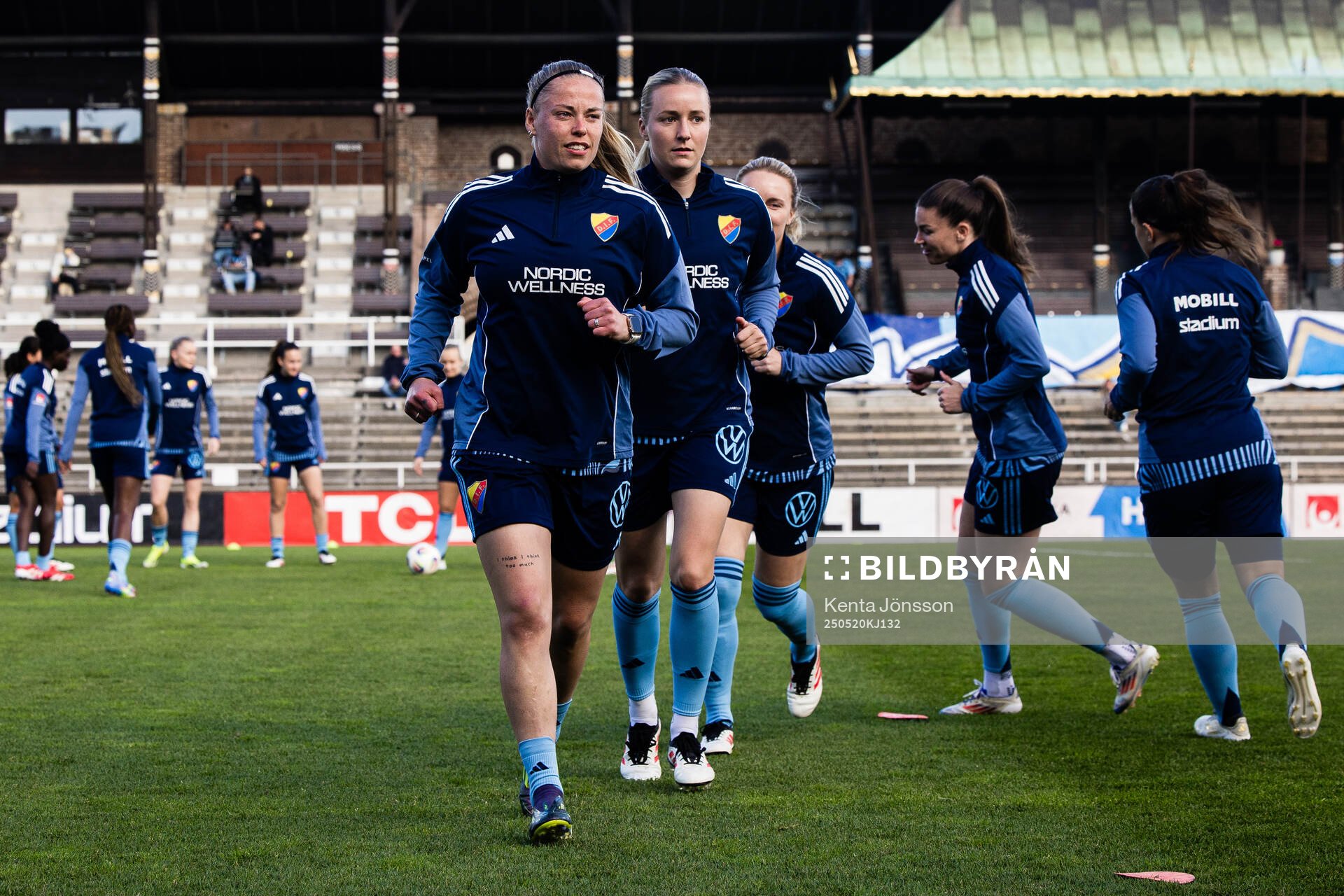 Djurgårdens Therese Åsland under uppvärmningen inför fotbollsmatchen i Damallsvenskan mellan Djurgården och AIK den 20 maj 2025 i Stockholm.