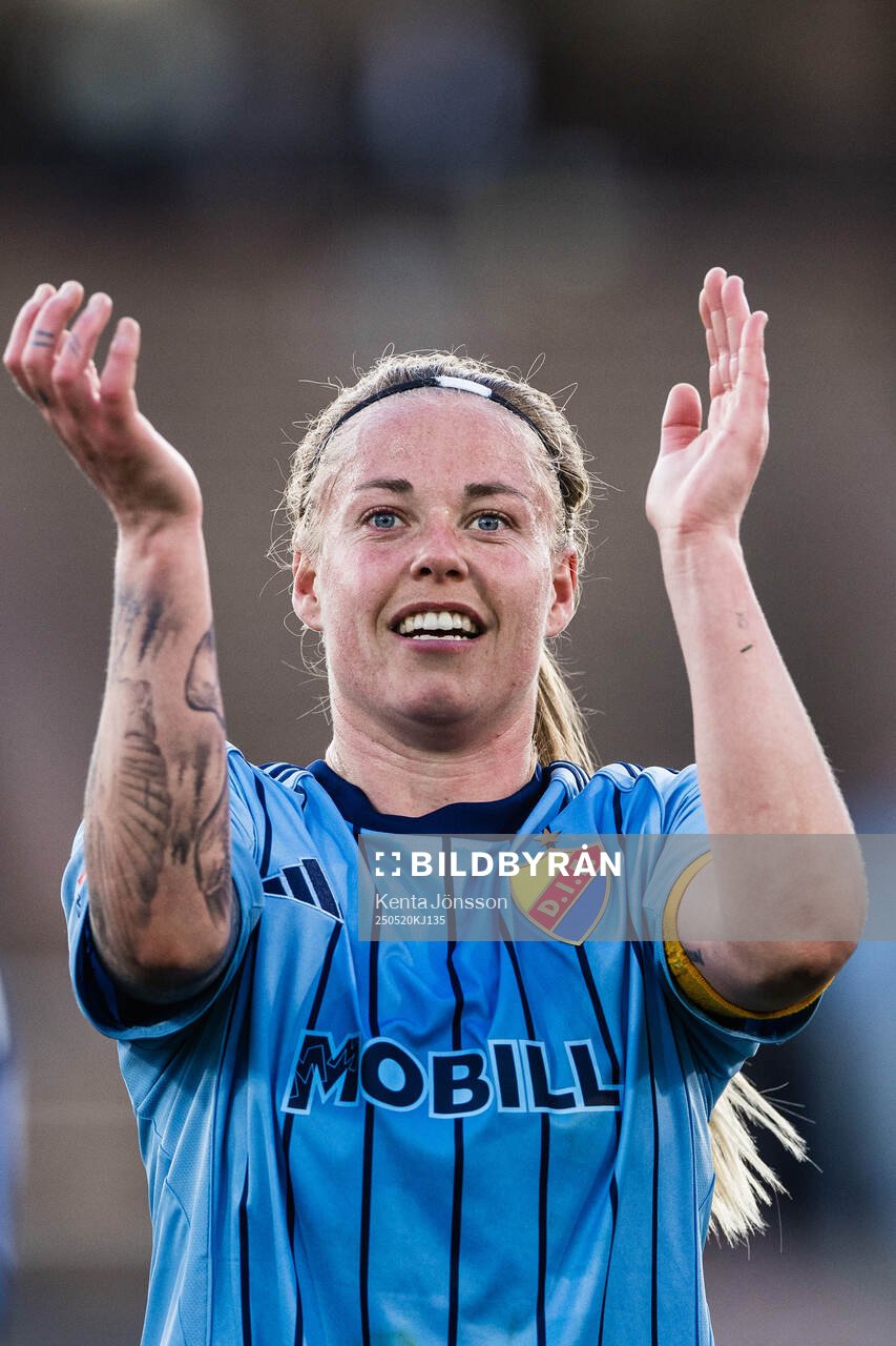 Djurgårdens Therese Åsland applåderar publiken efter fotbollsmatchen i Damallsvenskan mellan Djurgården och AIK den 20 maj 2025 i Stockholm.