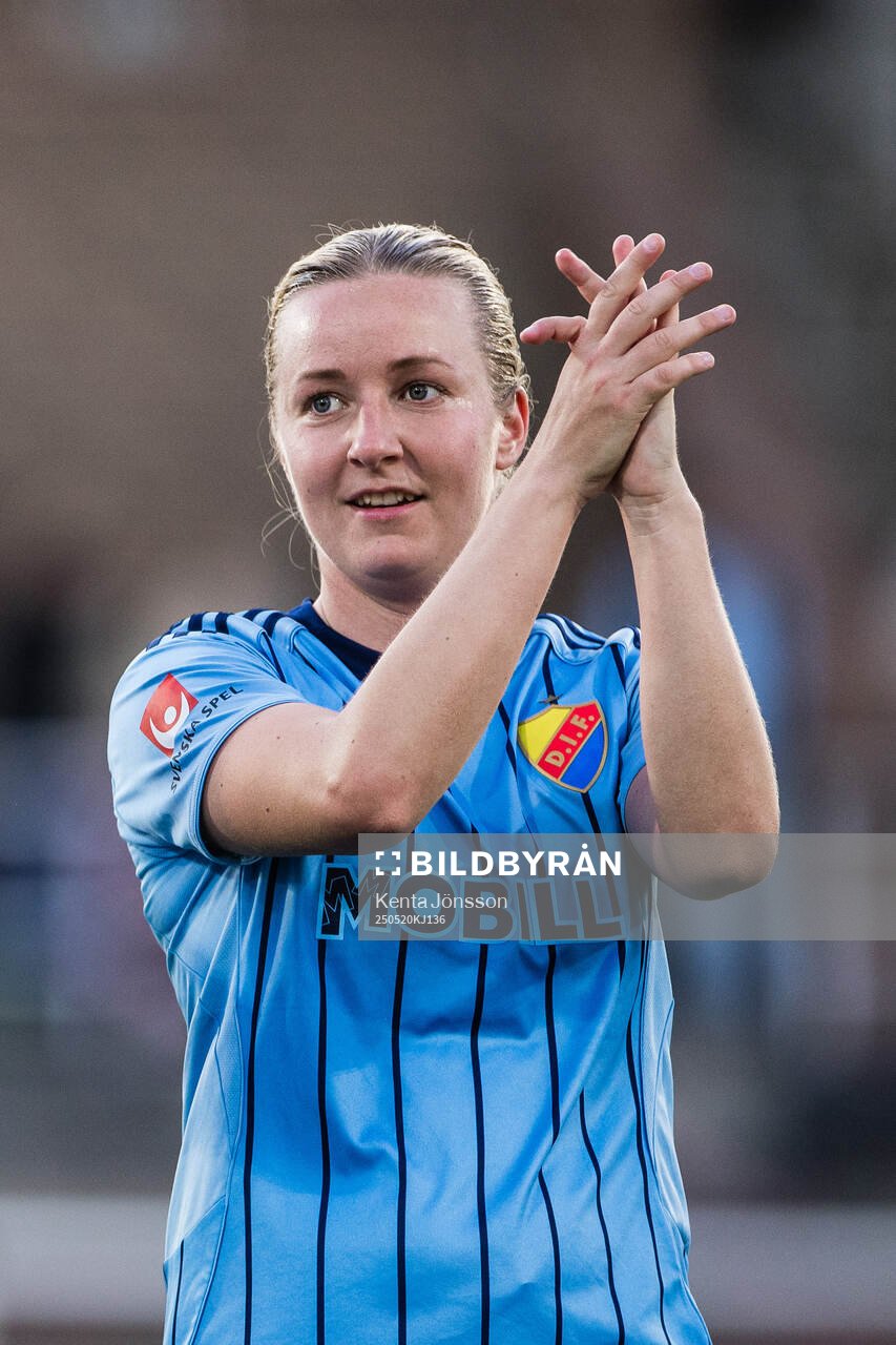 Djurgårdens Alexandra Jonasson applåderar publiken efter fotbollsmatchen i Damallsvenskan mellan Djurgården och AIK den 20 maj 2025 i Stockholm.