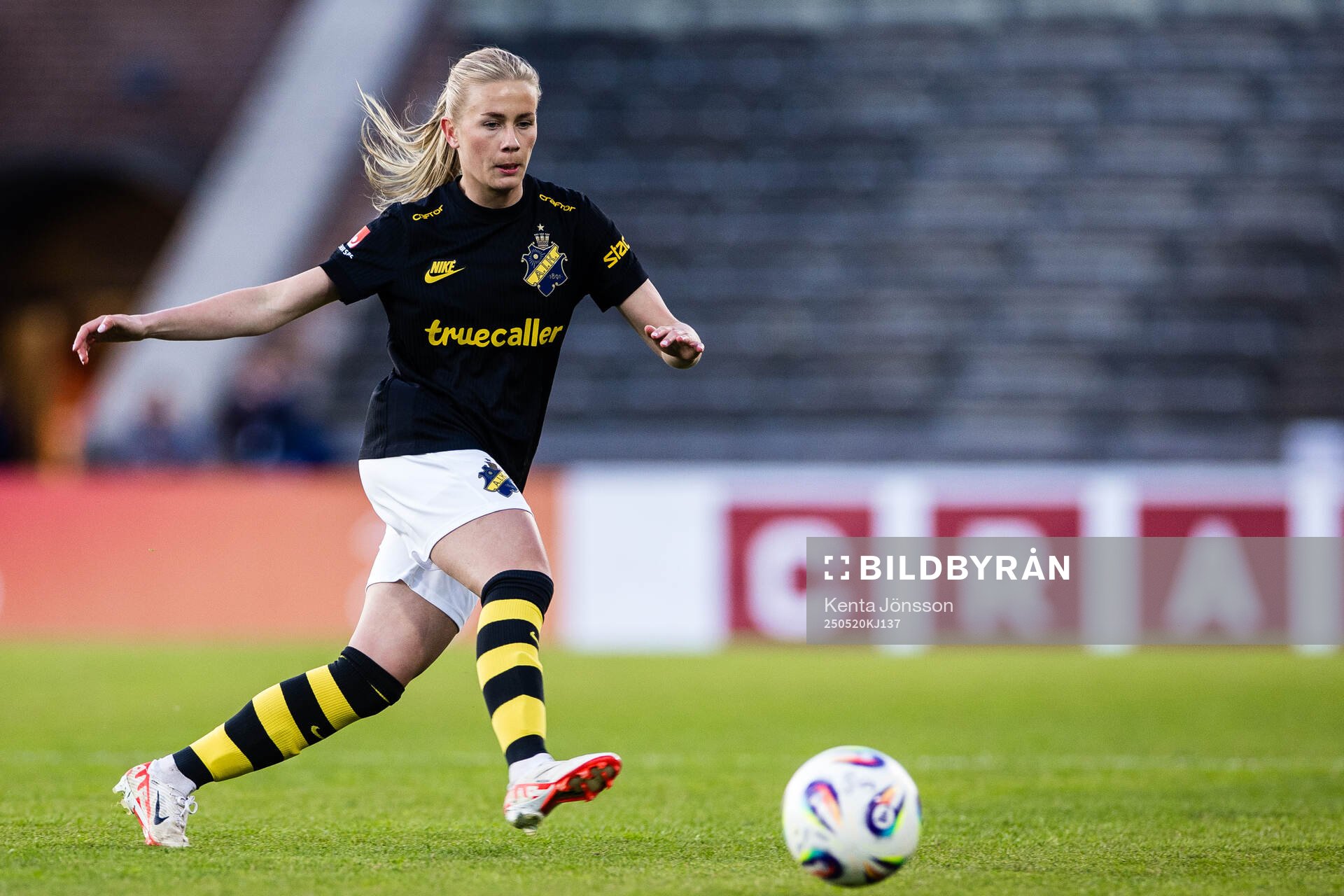 AIKs Olivia Lindstedt under fotbollsmatchen i Damallsvenskan mellan Djurgården och AIK den 20 maj 2025 i Stockholm. 