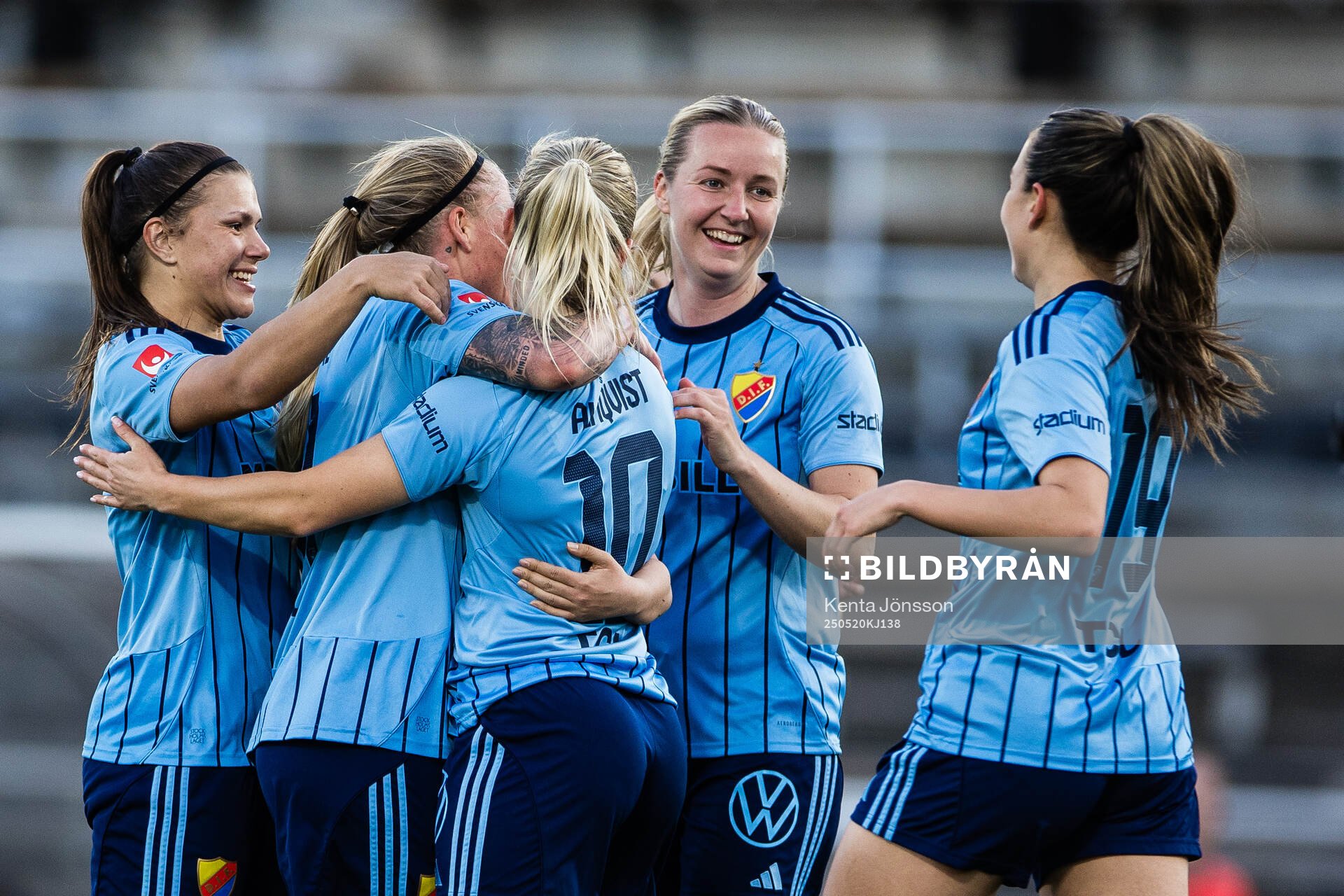 Djurgårdens Alexsandra Lobanova, Therese Åsland,Tove Almqvist, Alexandra Jonasson och Lucia Duras jublar efter 4-0 under fotbollsmatchen i Damallsvenskan mellan Djurgården och AIK den 20 maj 2025 i Stockholm.