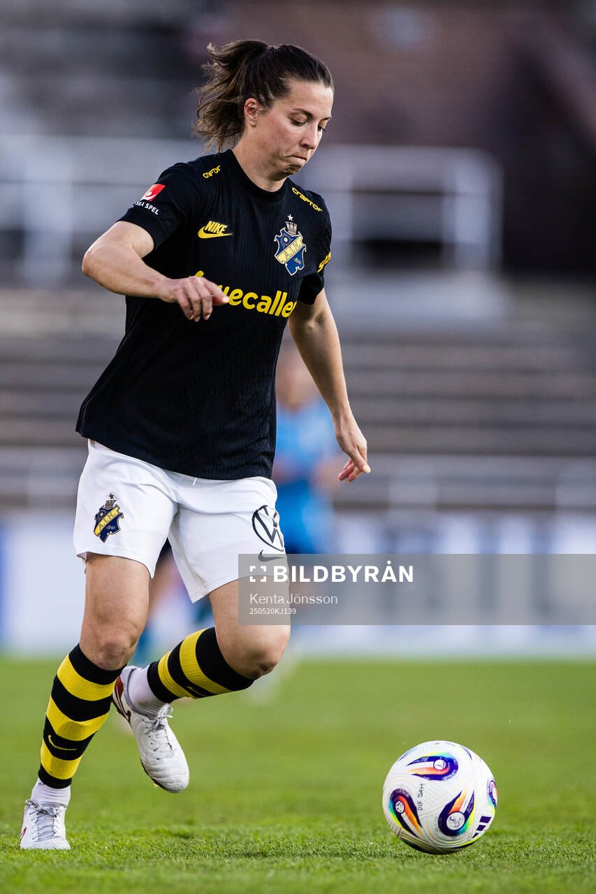 AIKs Patrícia Fischerova under fotbollsmatchen i Damallsvenskan mellan Djurgården och AIK den 20 maj 2025 i Stockholm. 
