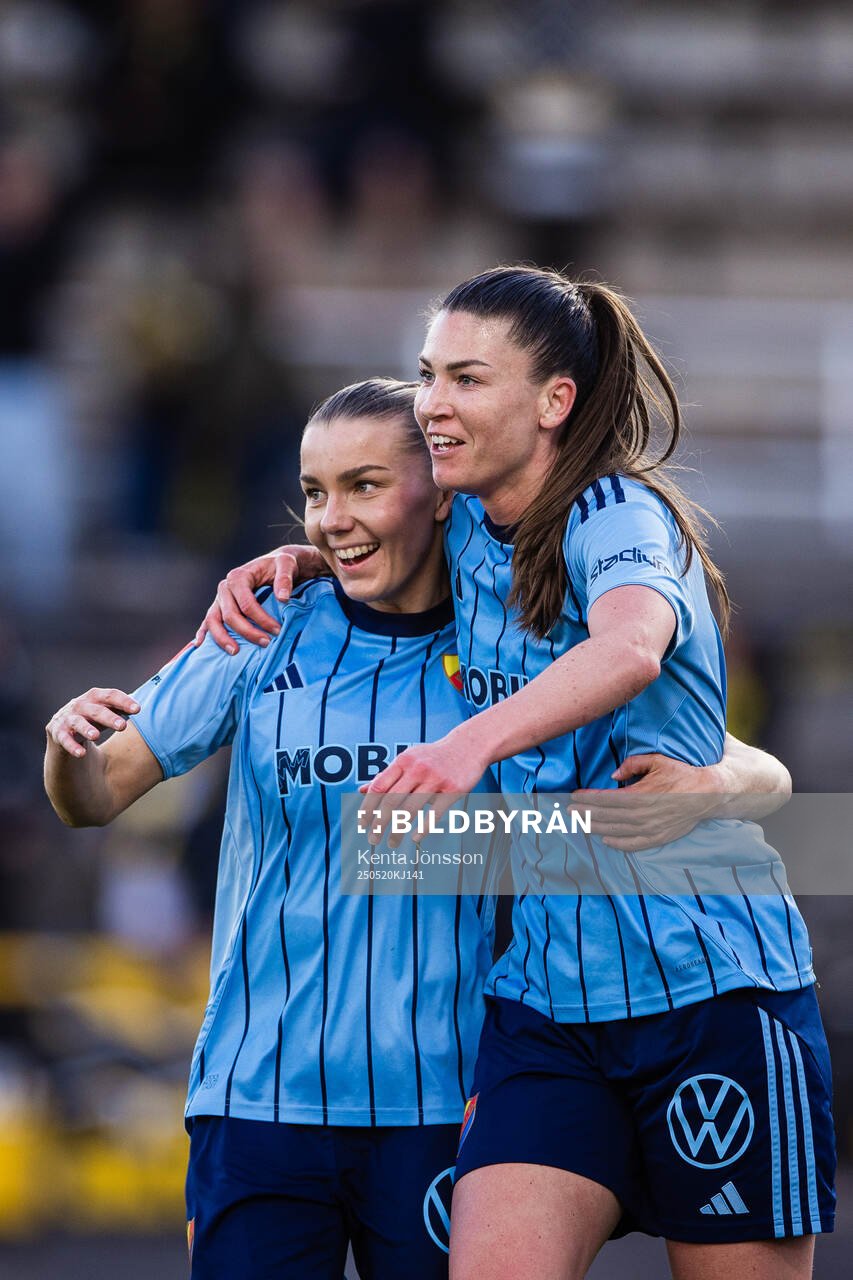 Djurgårdens Ebba Hed och Pauline Hammarlund och efter 3-0 under fotbollsmatchen i Damallsvenskan mellan Djurgården och AIK den 20 maj 2025 i Stockholm.