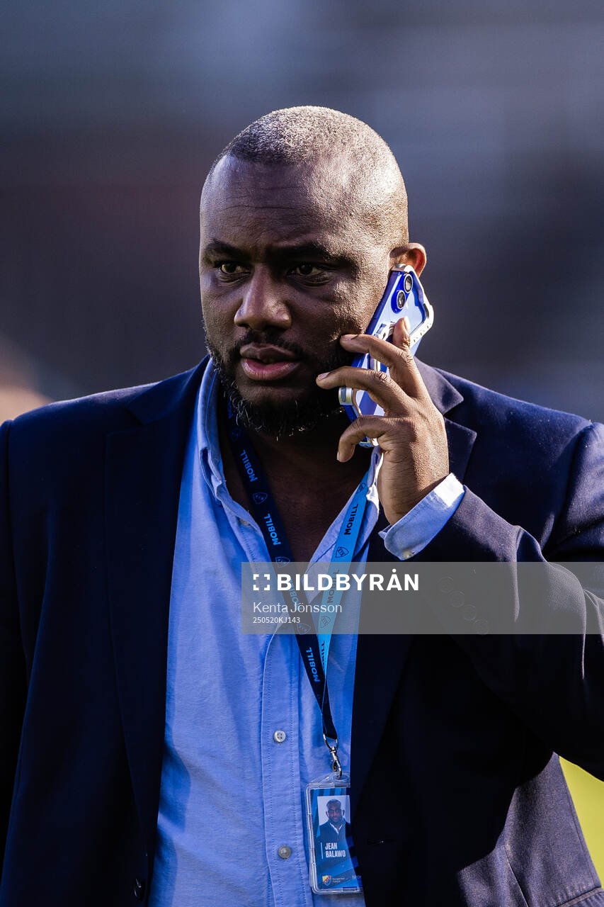 Djurgårdens sportchef Jean Balawo inför fotbollsmatchen i Damallsvenskan mellan Djurgården och AIK den 20 maj 2025 i Stockholm. 