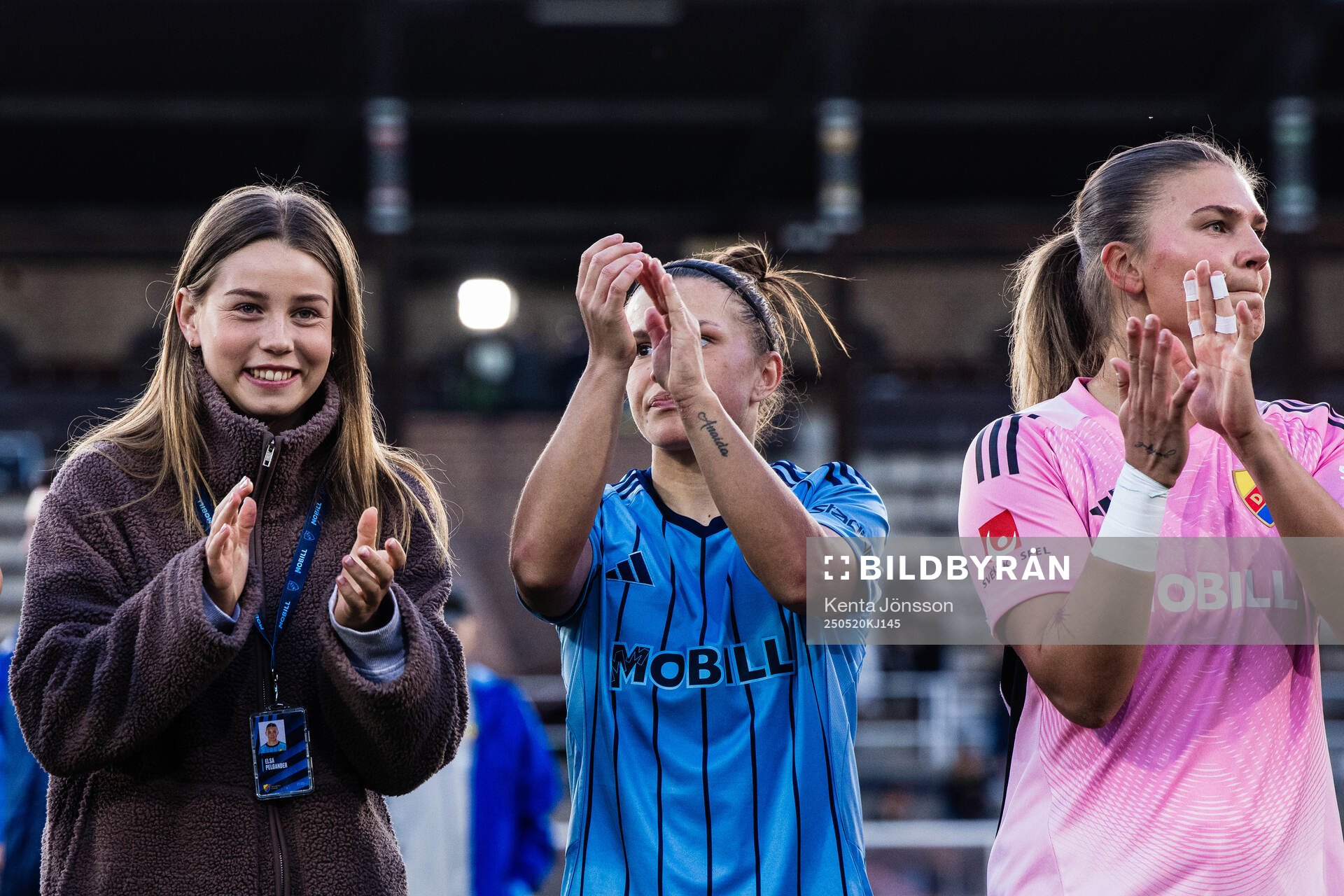 Djurgårdens Elsa Pelgander, Alexsandra Lobanova och målvakt Anna Aurora Koivunen applåderar publiken efter fotbollsmatchen i Damallsvenskan mellan Djurgården och AIK den 20 maj 2025 i Stockholm.