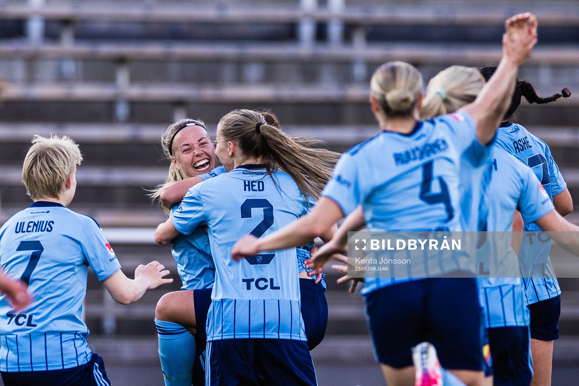 Djurgårdens Therese Åsland jublar med Olivia Ulenius, Ebba Hed och Nanne Ruuskanen efter 2-0 nder fotbollsmatchen i Damallsvenskan mellan Djurgården och AIK den 20 maj 2025 i Stockholm.
