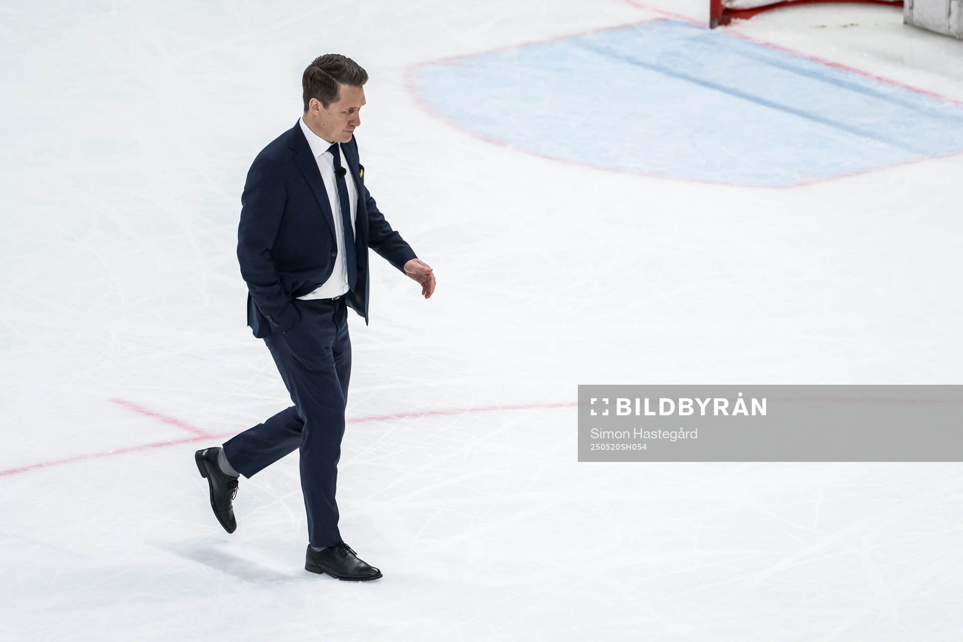 Head coach Sam Hallam of Sweden looks dejected