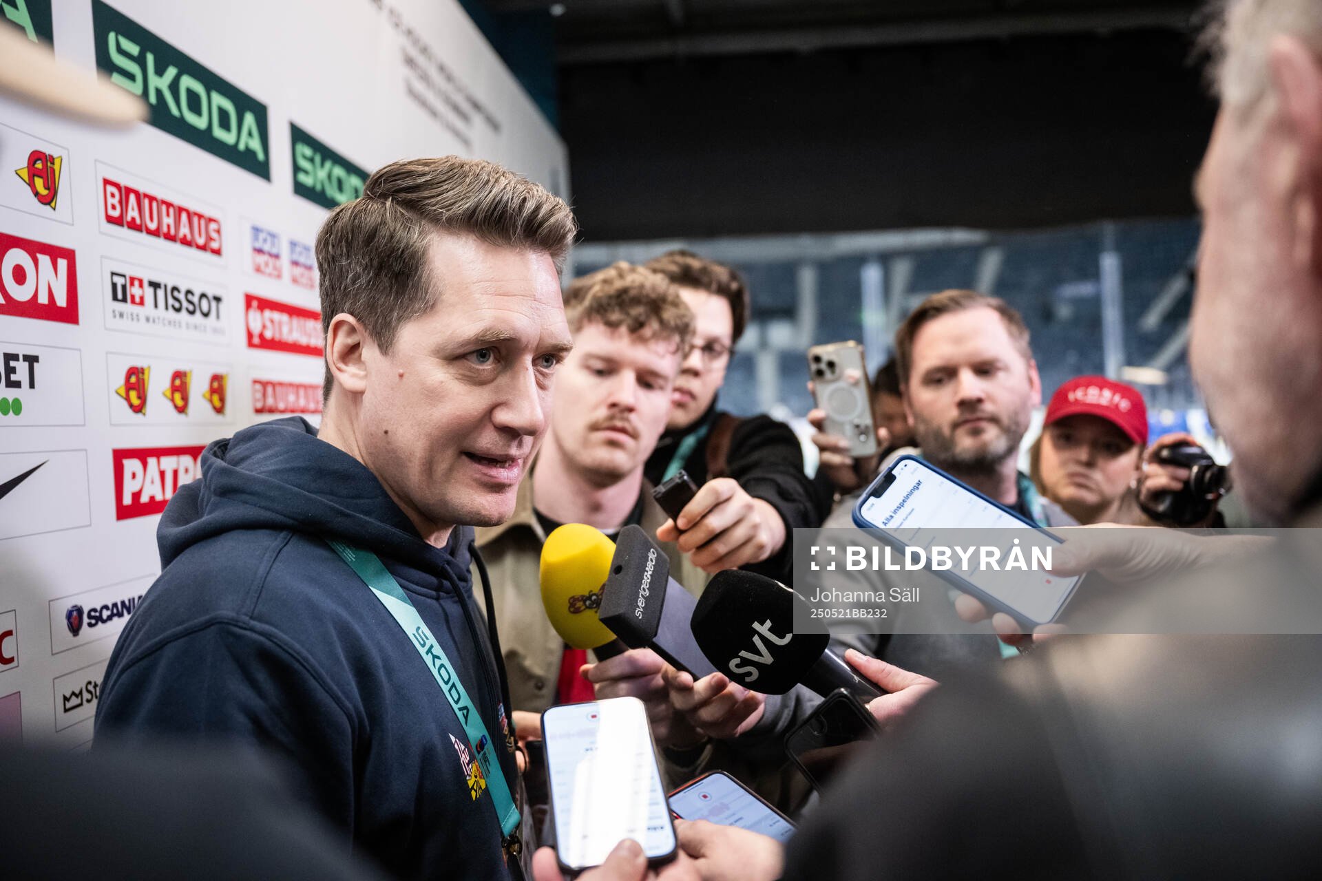 coach Sam Hallam of Sweden
