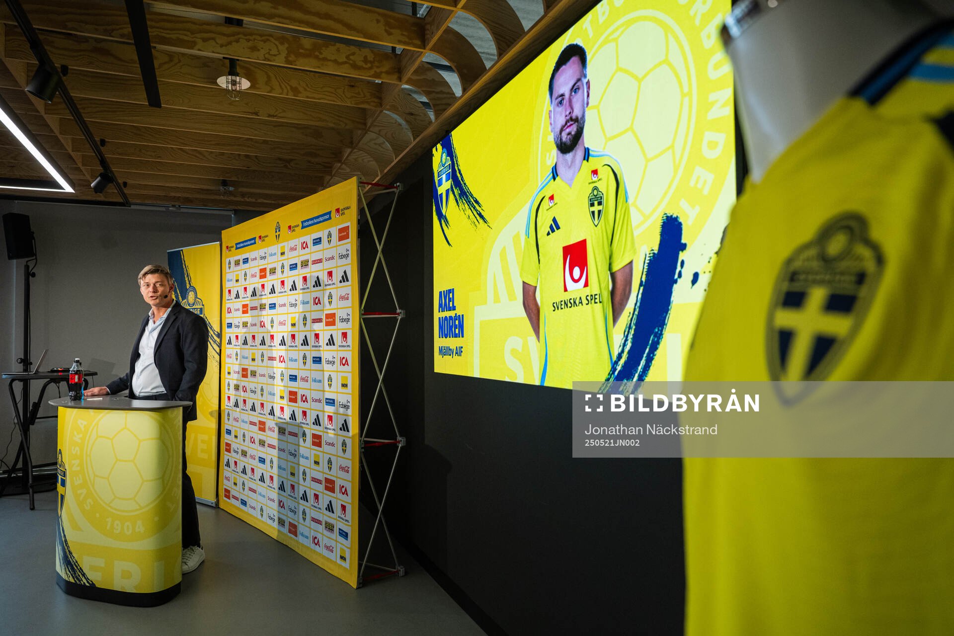 Jon Dahl Tomasson, head coach of the Swedish men's national football team during a press conference on May 21, 2025 in Stockholm. 