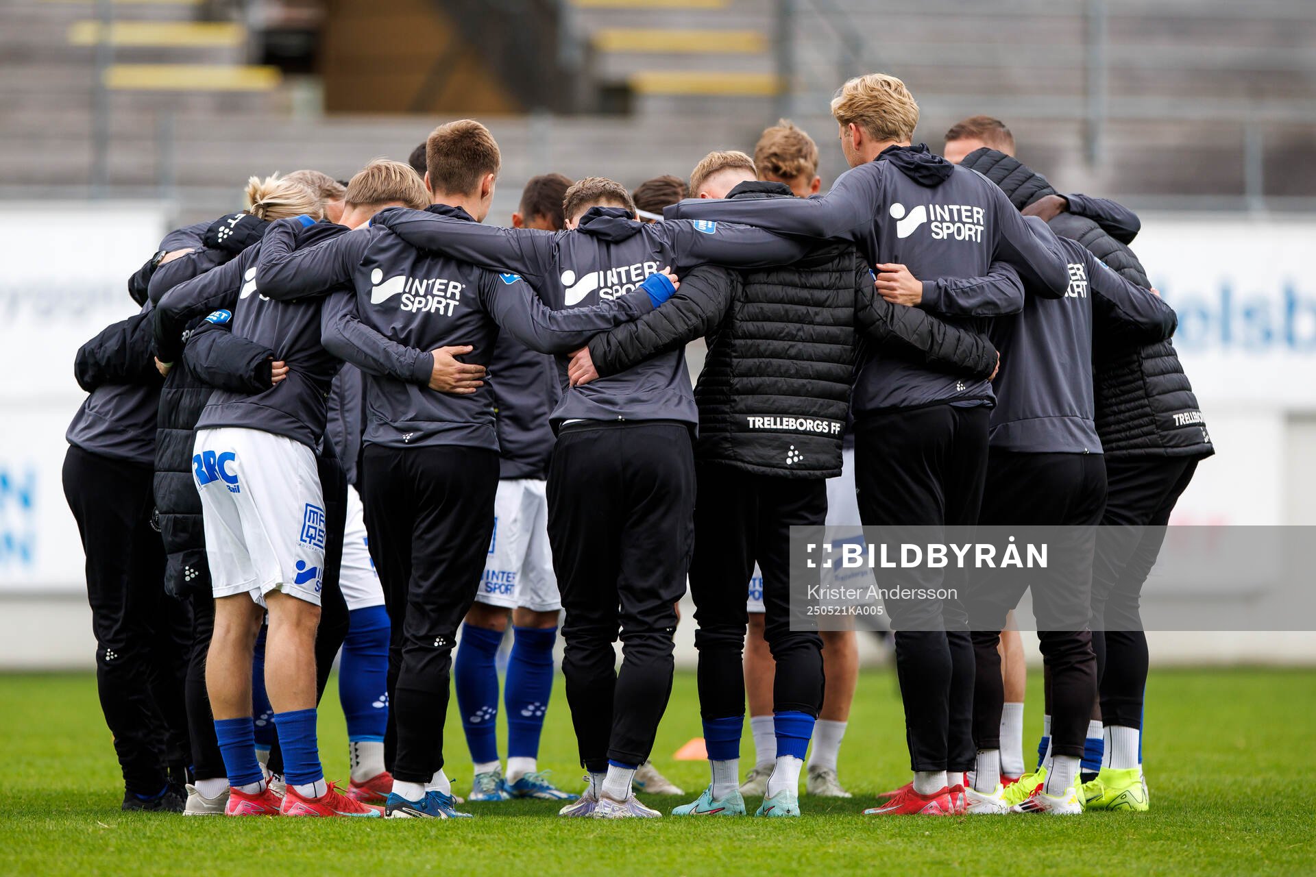 Trelleborgs spelare inför fotbollsmatchen i Superettan mellan Falkenberg och Trelleborg den 21 maj 2025 i Falkenberg. 