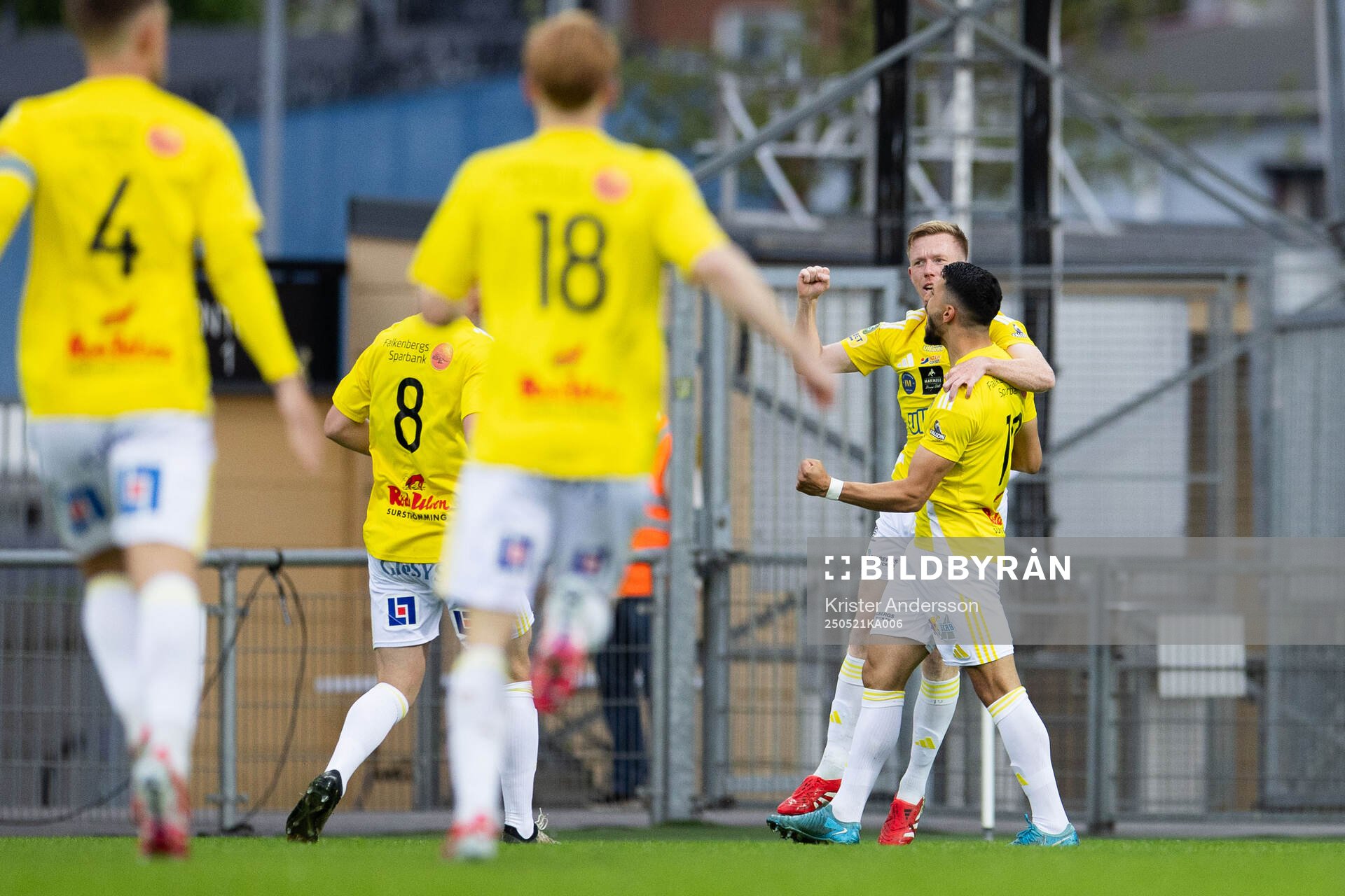 Falkenbergs Lucas Sibelius jublar med Leonardo Farah Shahin efter 1-0 under fotbollsmatchen i Superettan mellan Falkenberg och Trelleborg den 21 maj 2025 i Falkenberg.