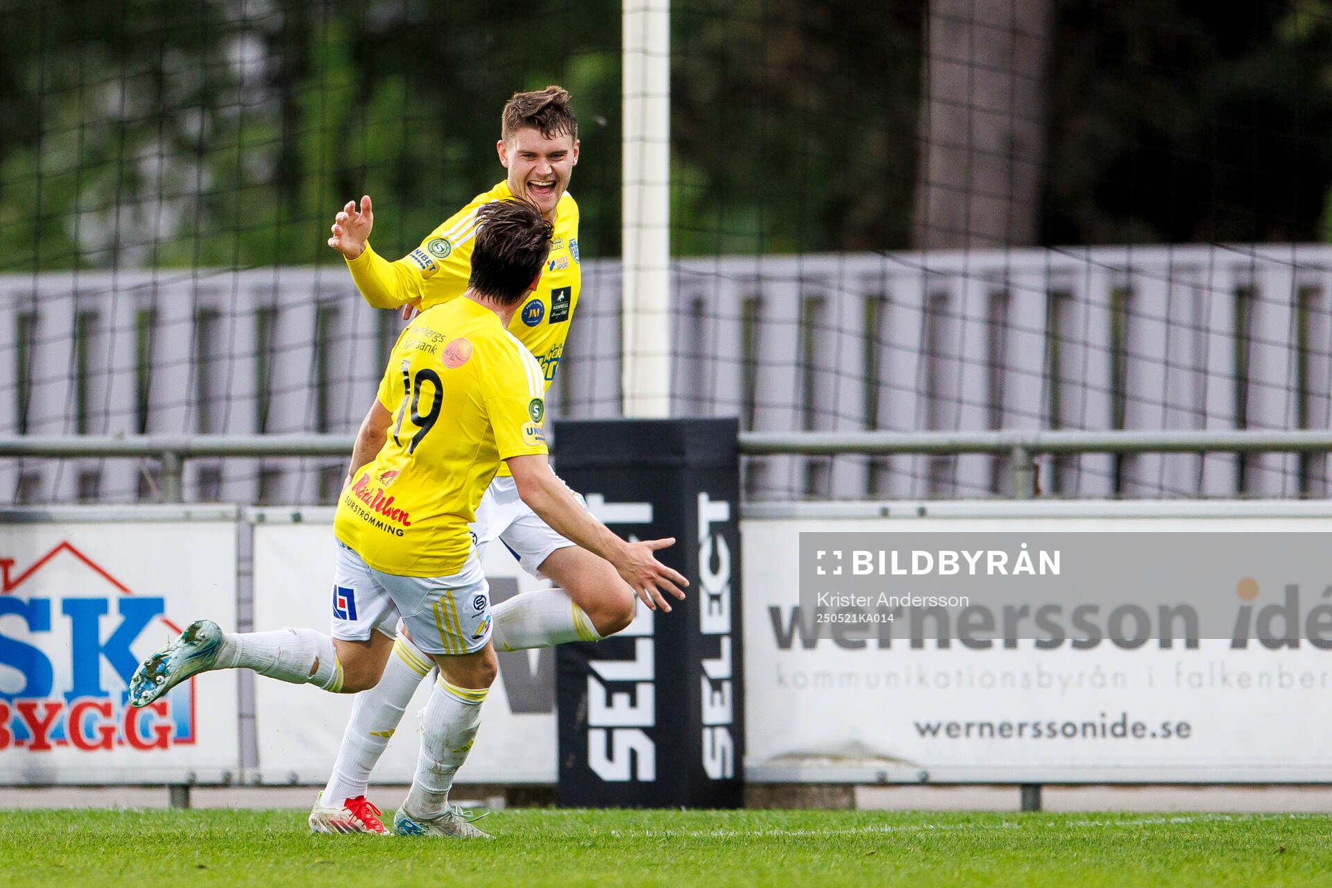 Falkenbergs Albin Andersson jublar efter 2-0 under fotbollsmatchen i Superettan mellan Falkenberg och Trelleborg den 21 maj 2025 i Falkenberg.