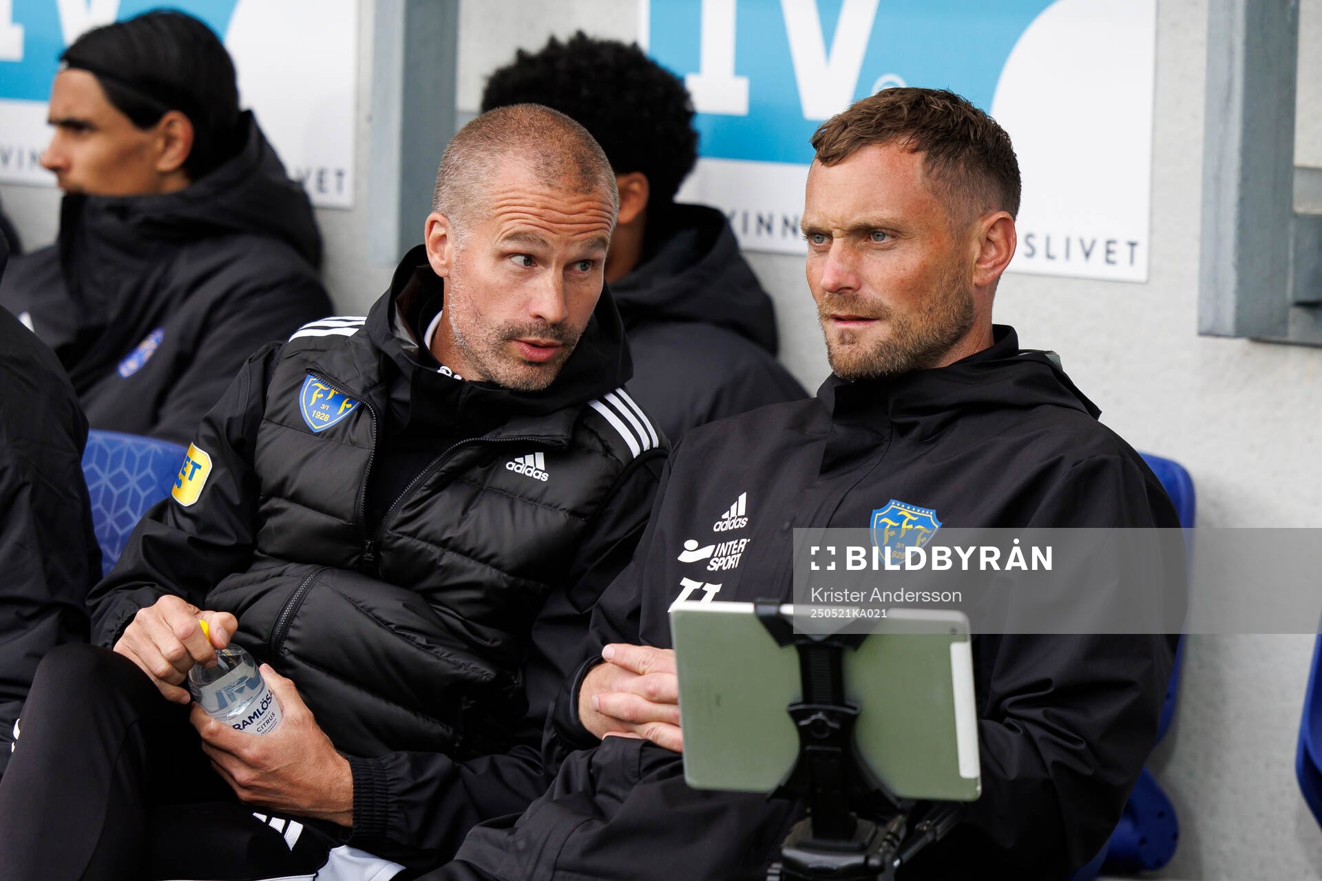 Falkenbergs tränare Christoffer Andersson och assisterande tränare Tobias Tuvesson under fotbollsmatchen i Superettan mellan Falkenberg och Trelleborg den 21 maj 2025 i Falkenberg.
