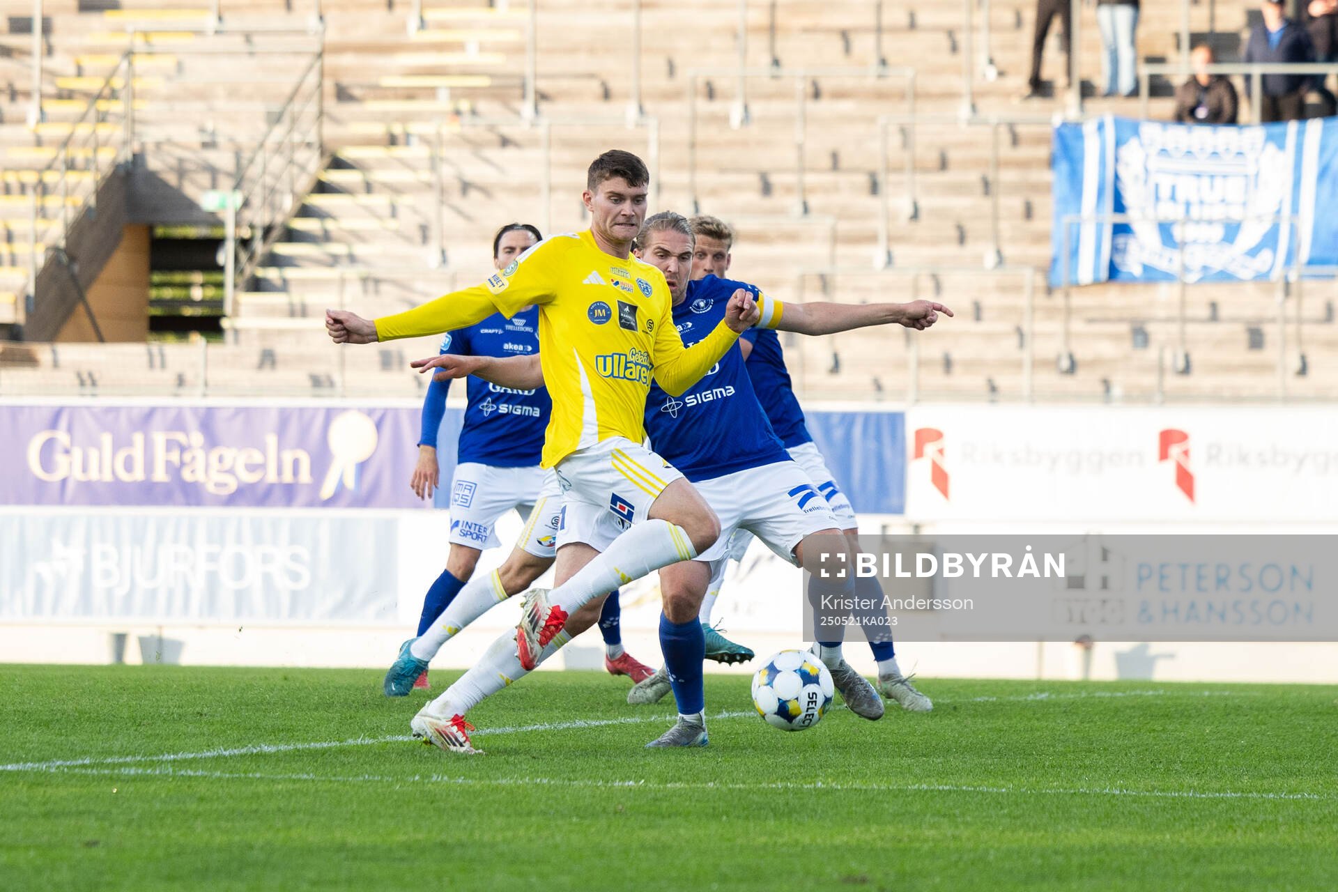 Falkenbergs Albin Andersson och Trelleborgs Charlie Weberg under fotbollsmatchen i Superettan mellan Falkenberg och Trelleborg den 21 maj 2025 i Falkenberg.