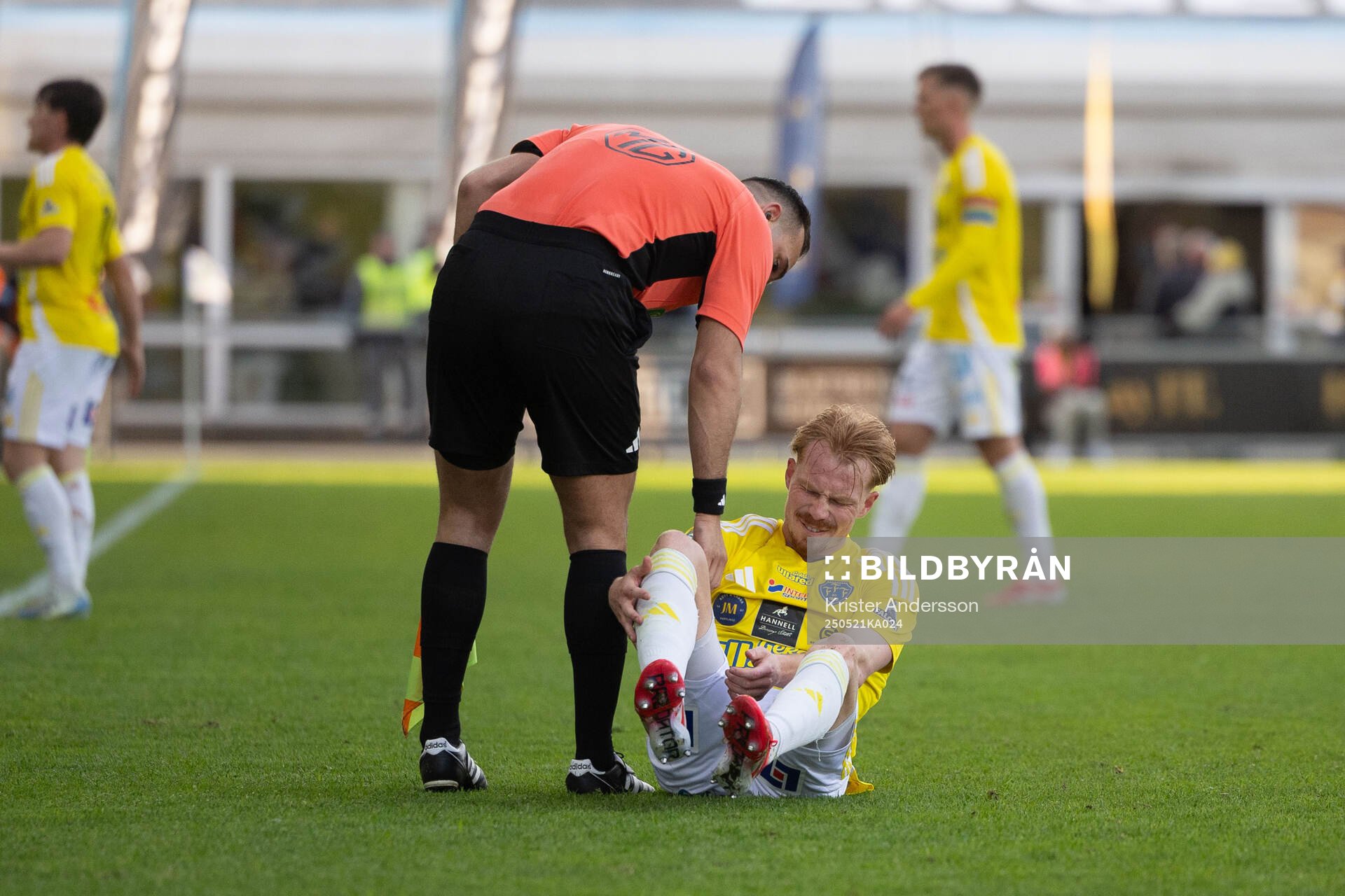 Falkenbergs Linus Borgström har ont under fotbollsmatchen i Superettan mellan Falkenberg och Trelleborg den 21 maj 2025 i Falkenberg.
