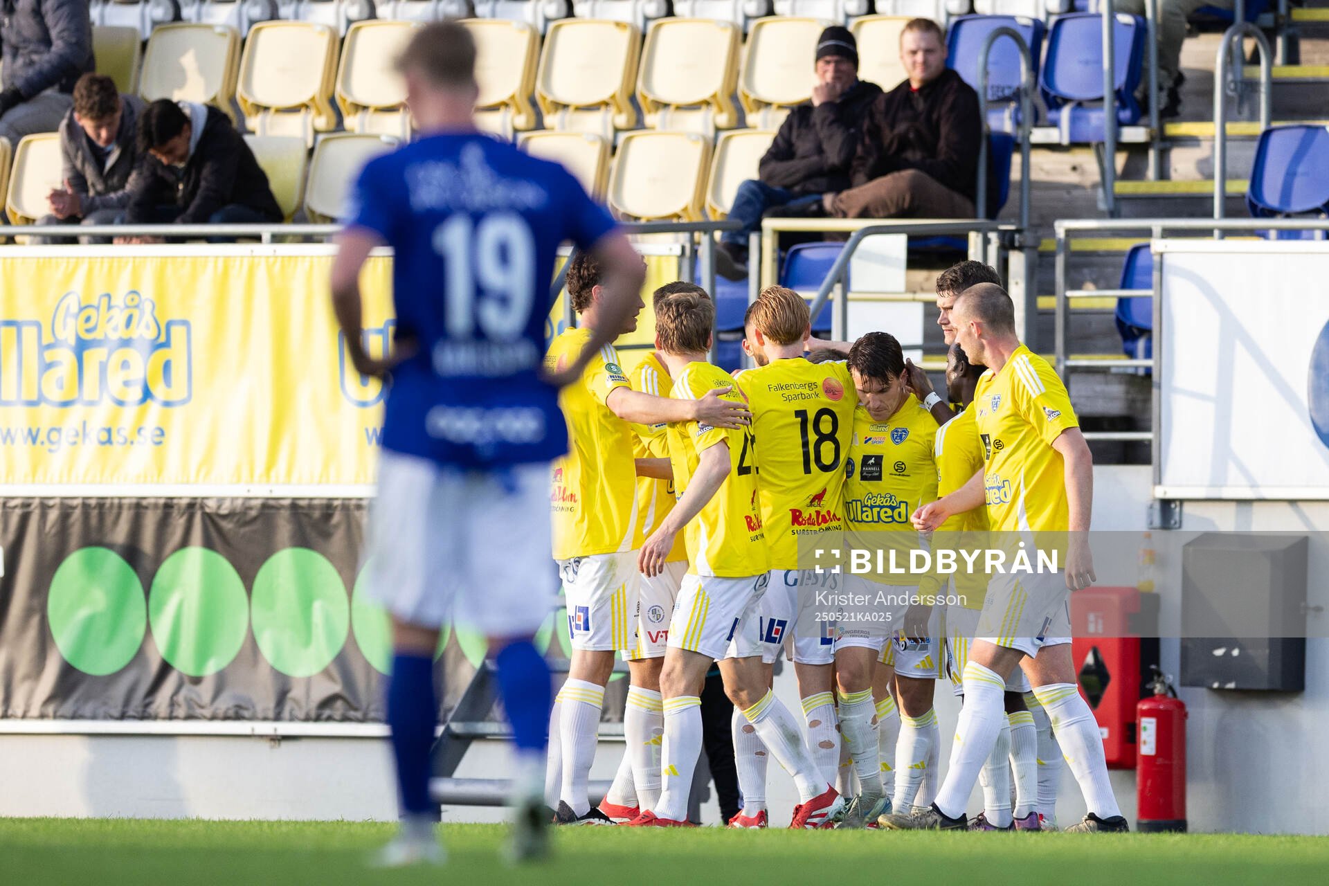 Falkenbergs Leonardo Farah Shahin jublar med lagkamrater efter 3-0 under fotbollsmatchen i Superettan mellan Falkenberg och Trelleborg den 21 maj 2025 i Falkenberg.