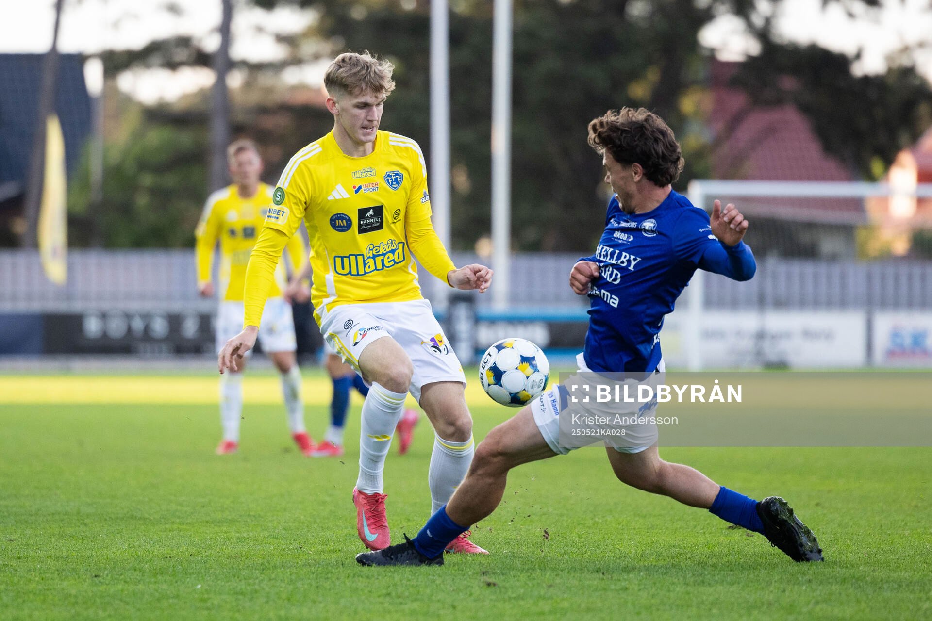 Falkenbergs Hampus Källström och Trelleborgs Viktor Christiansson under fotbollsmatchen i Superettan mellan Falkenberg och Trelleborg den 21 maj 2025 i Falkenberg.