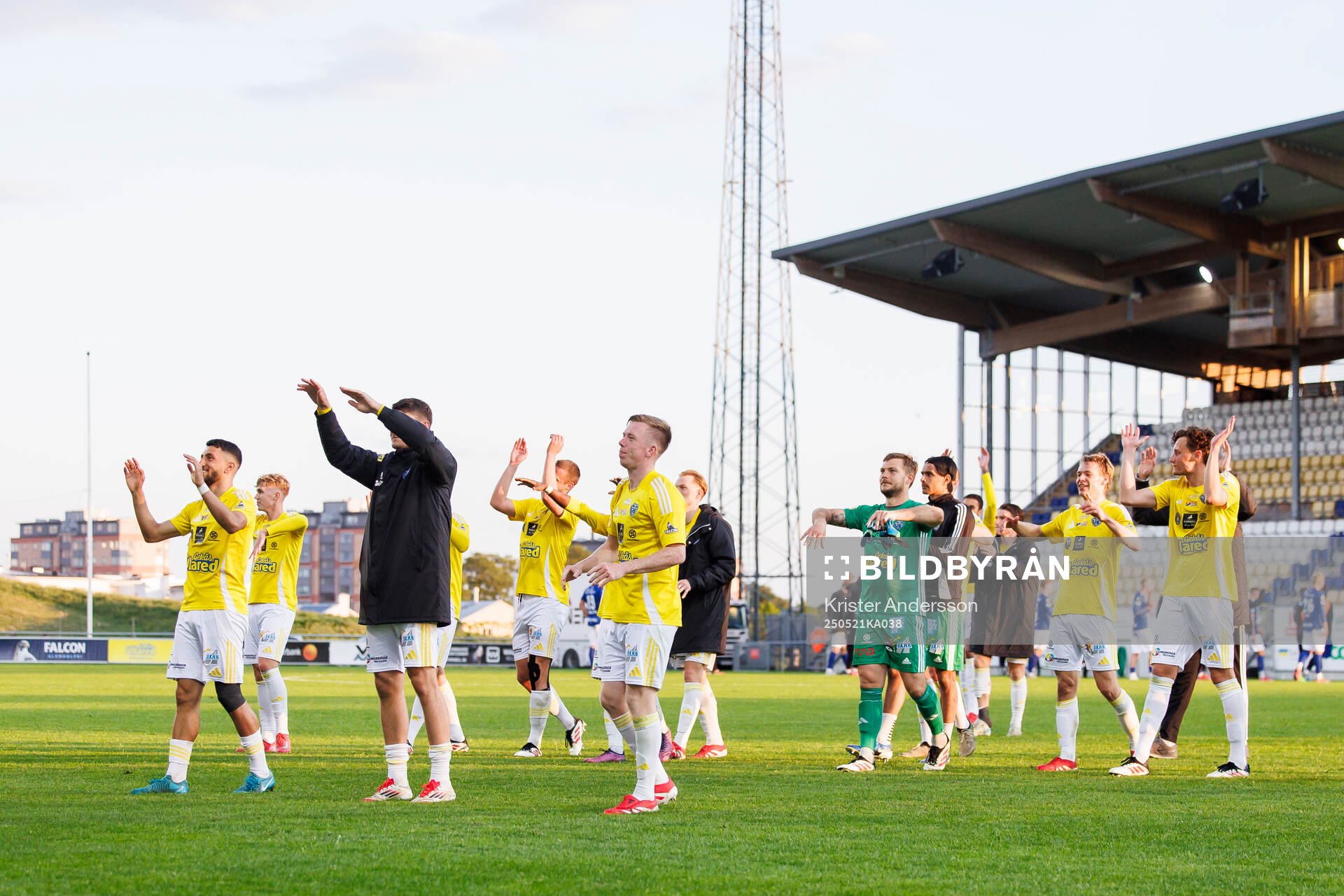 Falkenbergs spelare jublar efter fotbollsmatchen i Superettan mellan Falkenberg och Trelleborg den 21 maj 2025 i Falkenberg. 