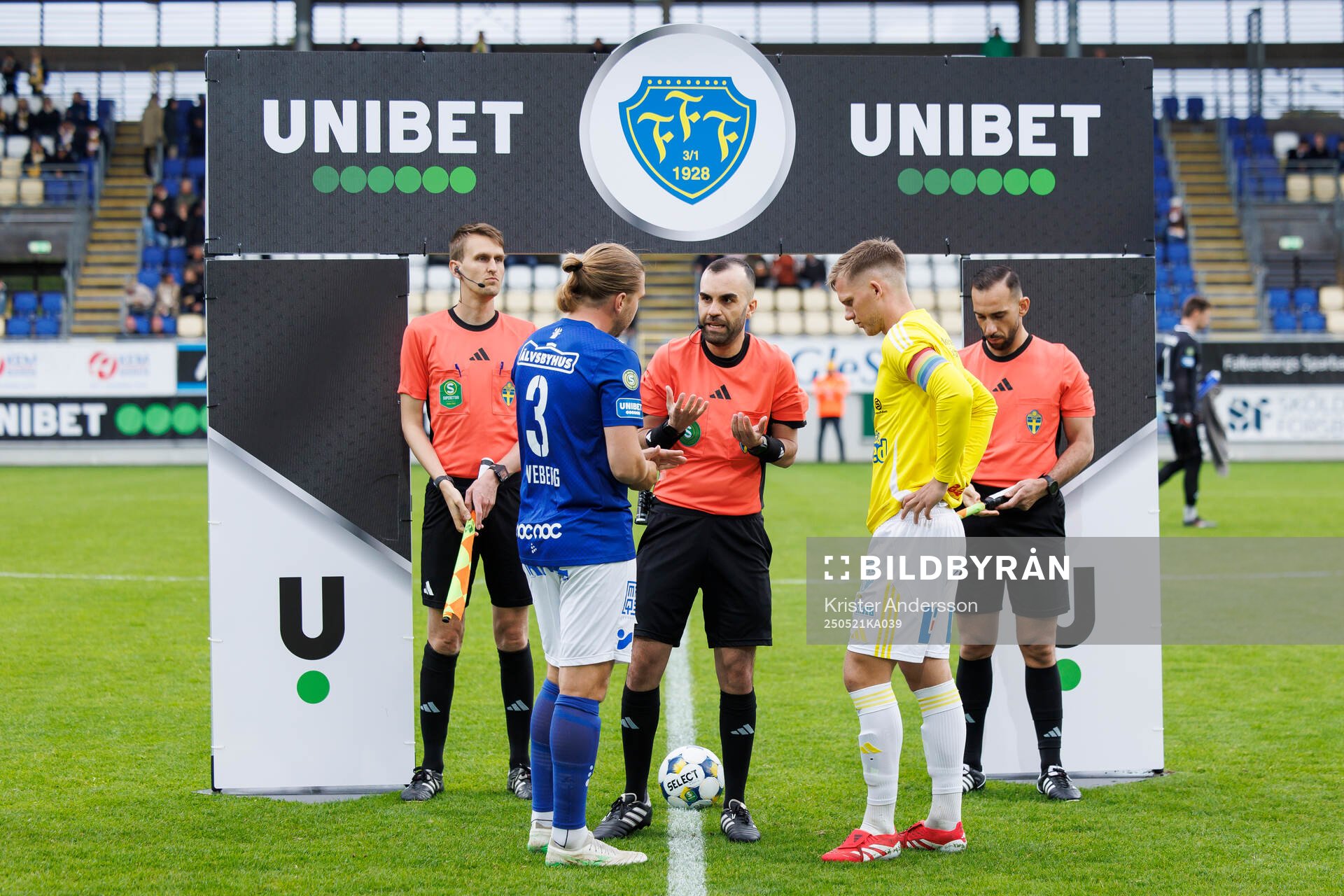 Domare Rambod Beigi vid slantsinglingen inför fotbollsmatchen i Superettan mellan Falkenberg och Trelleborg den 21 maj 2025 i Falkenberg.