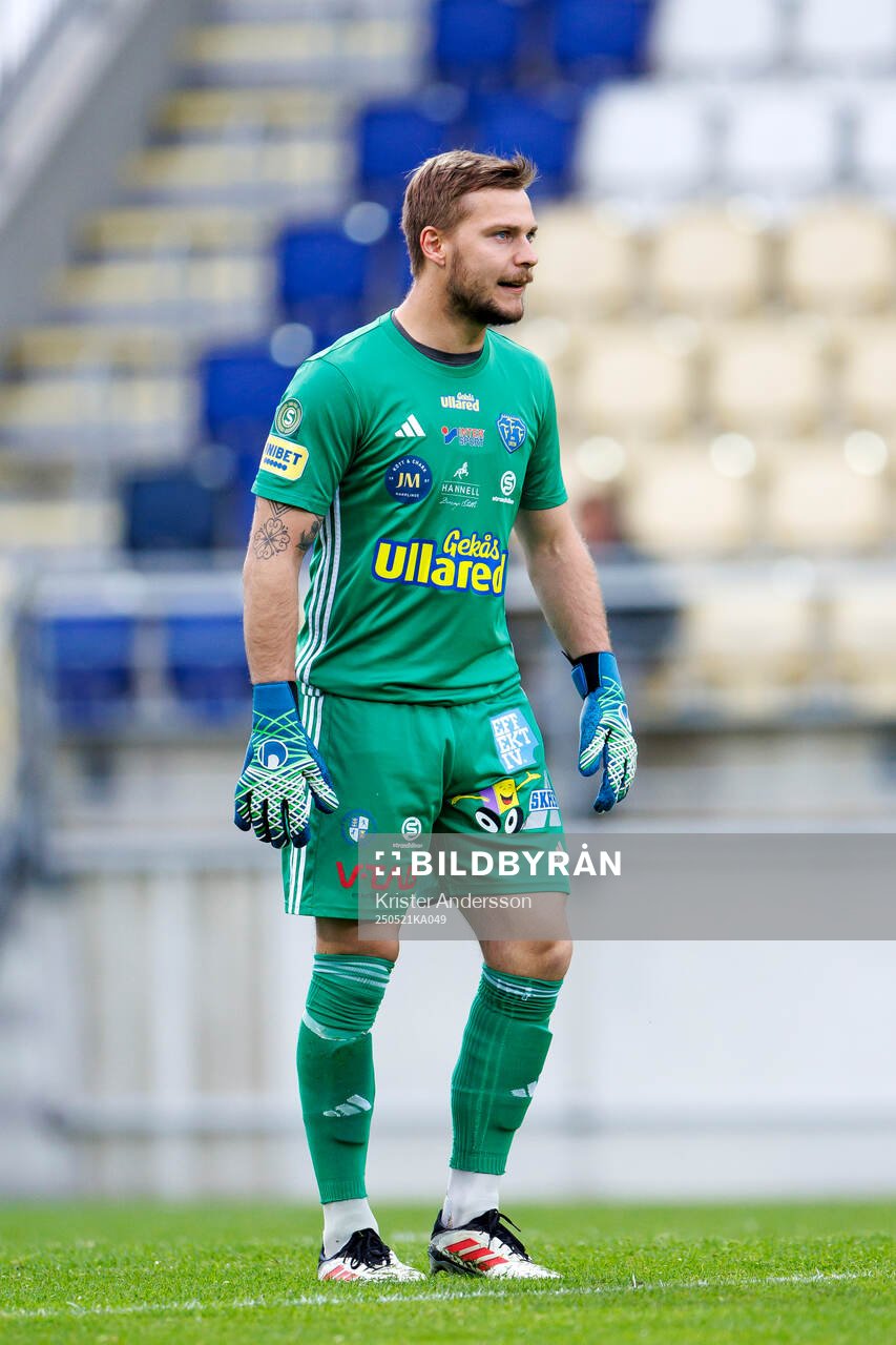 Falkenbergs målvakt Anton Andersson under fotbollsmatchen i Superettan mellan Falkenberg och Trelleborg den 21 maj 2025 i Falkenberg.
