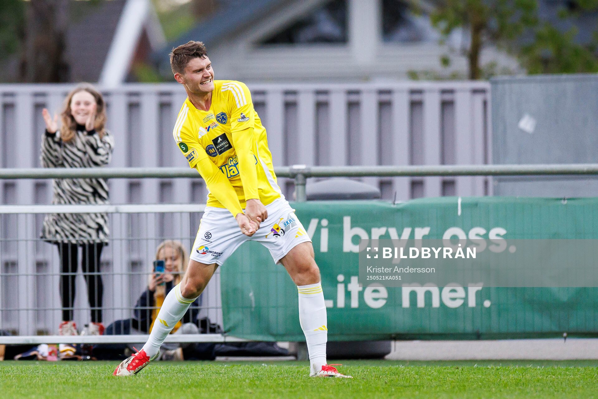 Falkenbergs Albin Andersson jublar efter 2-0 under fotbollsmatchen i Superettan mellan Falkenberg och Trelleborg den 21 maj 2025 i Falkenberg.