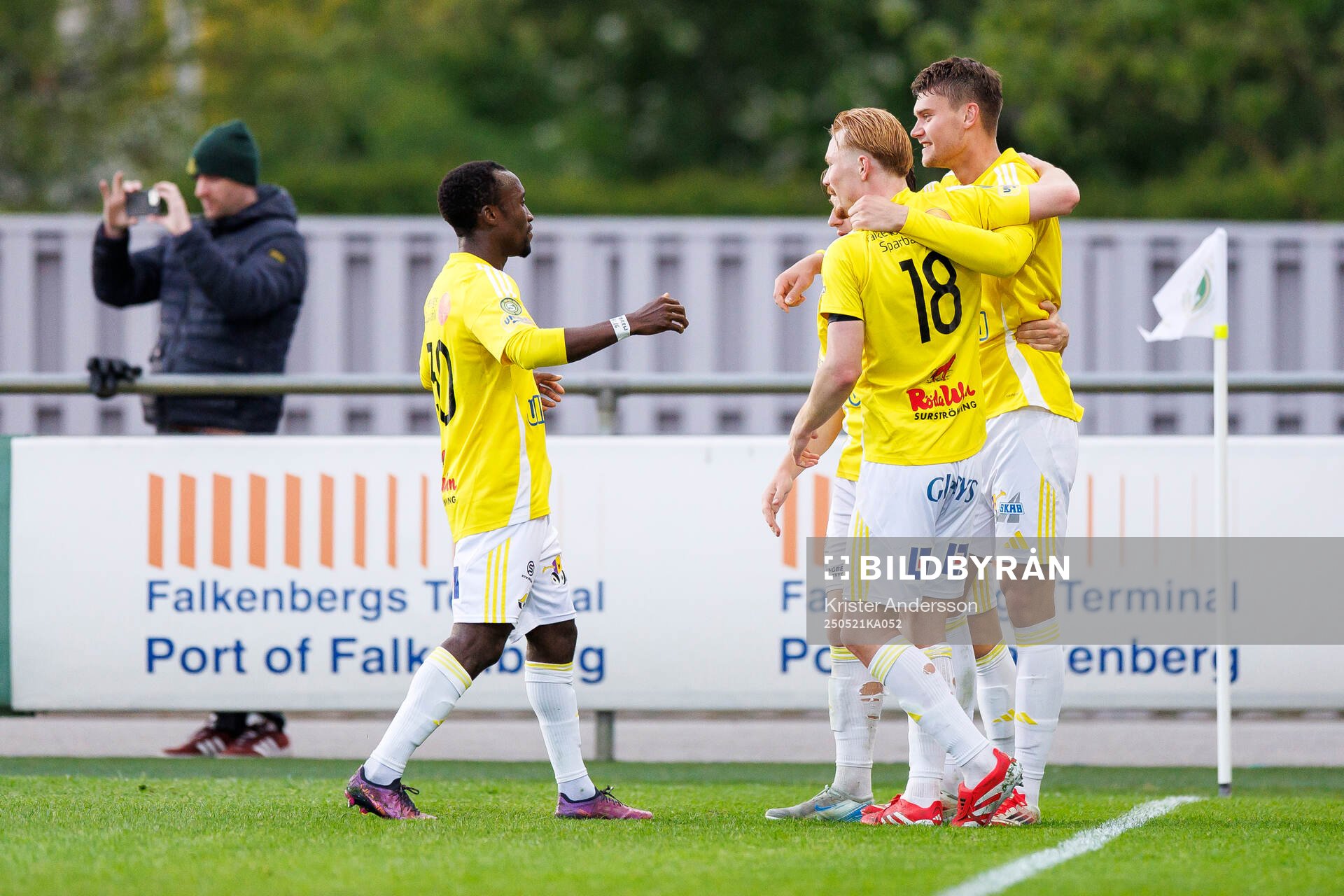 Falkenbergs Albin Andersson jublar med laget efter 2-0 under fotbollsmatchen i Superettan mellan Falkenberg och Trelleborg den 21 maj 2025 i Falkenberg.