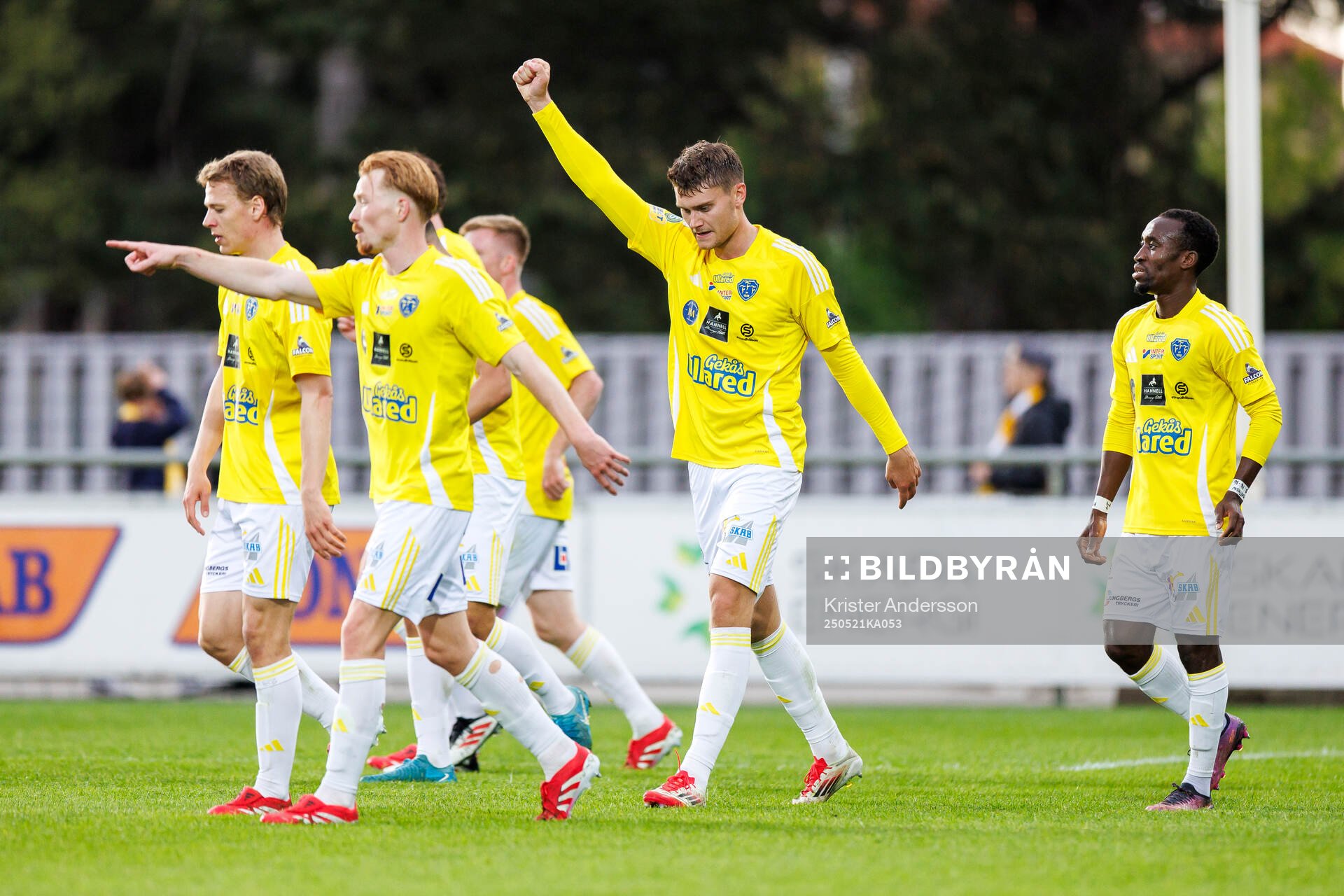 Falkenbergs Albin Andersson jublar efter 2-0 under fotbollsmatchen i Superettan mellan Falkenberg och Trelleborg den 21 maj 2025 i Falkenberg.