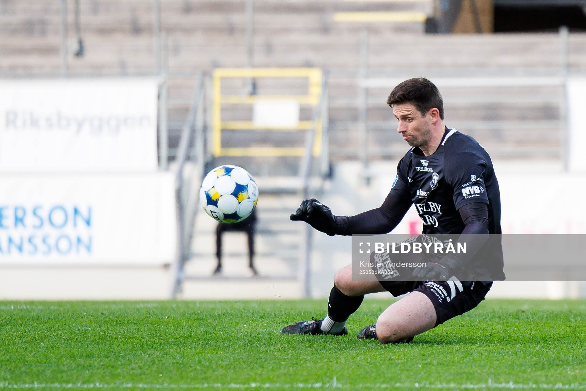 Trelleborgs målvakt Andreas Larsen under fotbollsmatchen i Superettan mellan Falkenberg och Trelleborg den 21 maj 2025 i Falkenberg.