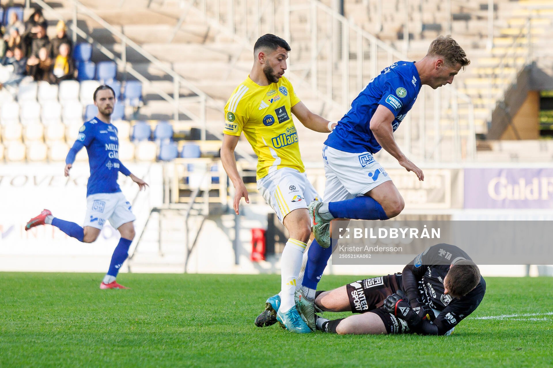 Falkenbergs Leonardo Farah Shahin med Trelleborgs Tobias Karlsson och målvakt Andreas Larsen under fotbollsmatchen i Superettan mellan Falkenberg och Trelleborg den 21 maj 2025 i Falkenberg.
