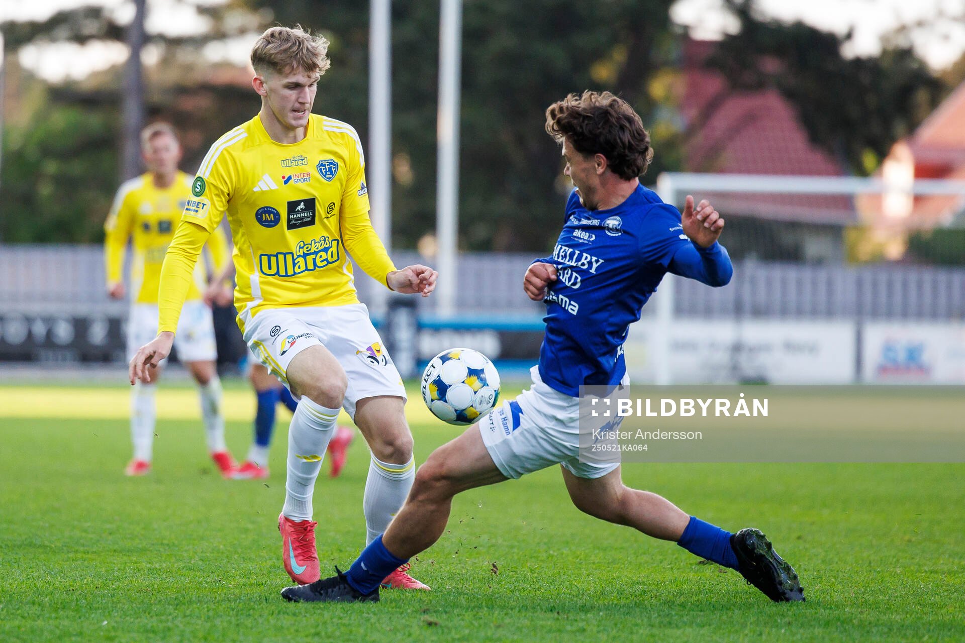 Falkenbergs Hampus Källström och Trelleborgs Viktor Christiansson under fotbollsmatchen i Superettan mellan Falkenberg och Trelleborg den 21 maj 2025 i Falkenberg.