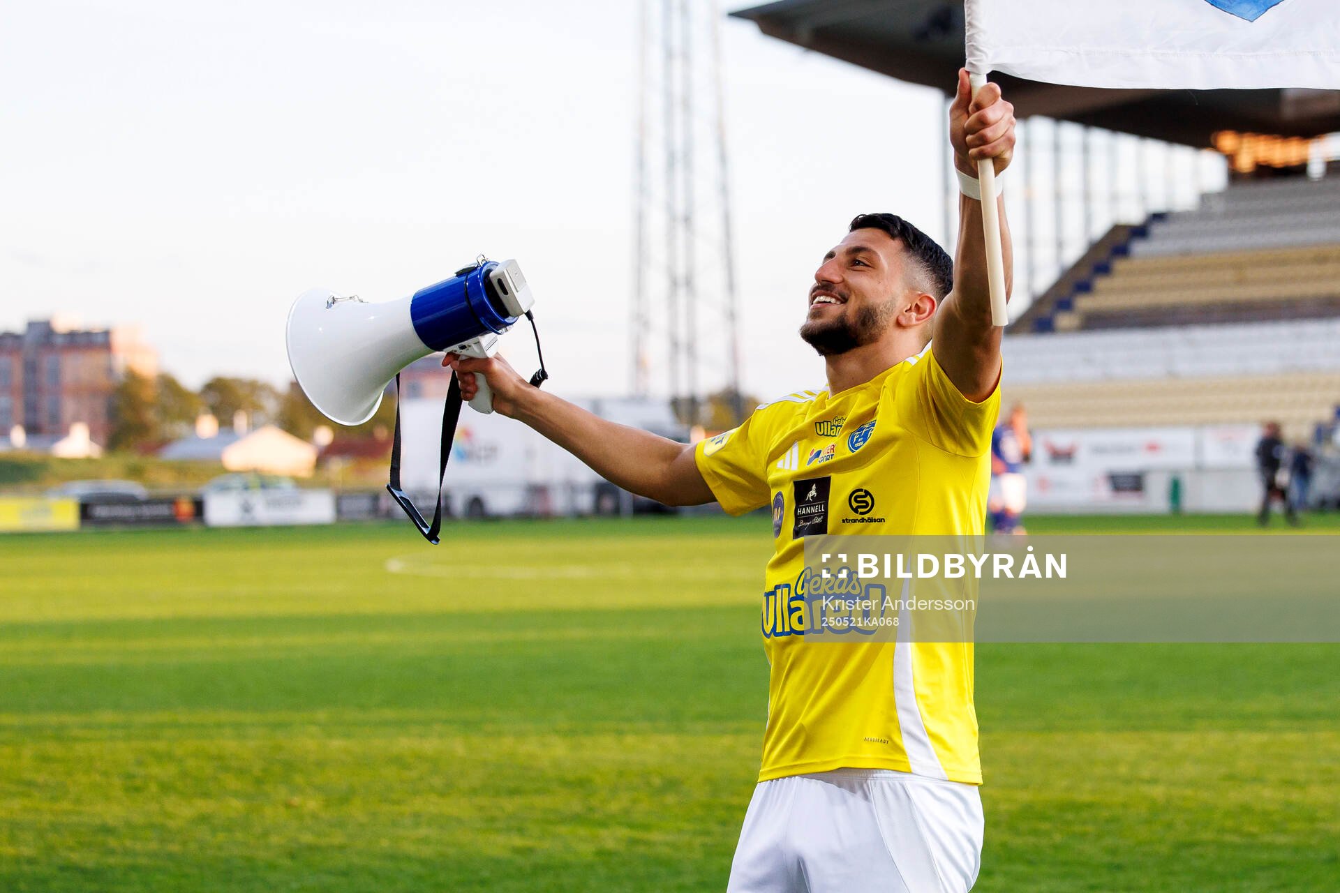 Falkenbergs Leonardo Farah Shahin jublar efter fotbollsmatchen i Superettan mellan Falkenberg och Trelleborg den 21 maj 2025 i Falkenberg.