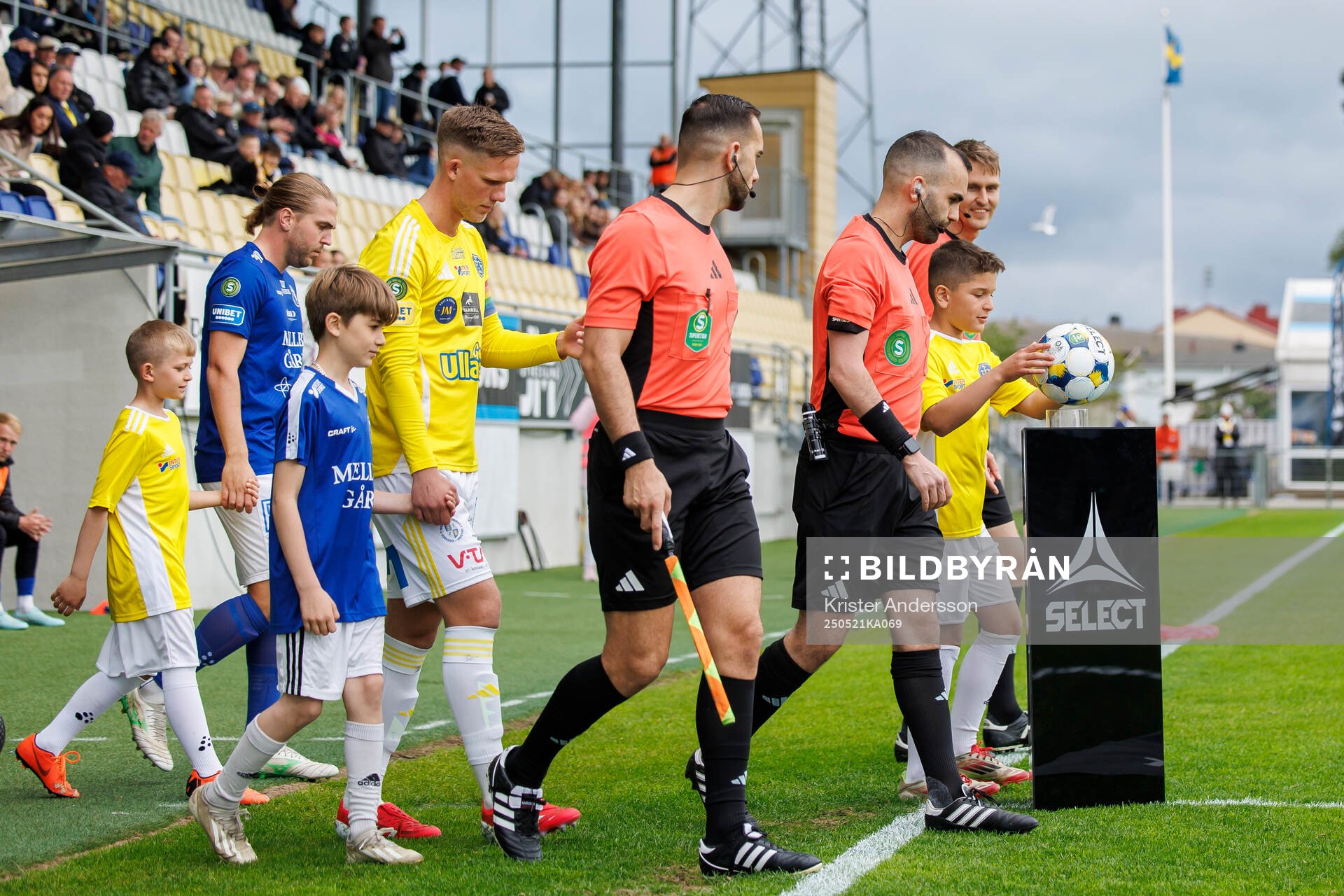 Inmarsch inför fotbollsmatchen i Superettan mellan Falkenberg och Trelleborg den 21 maj 2025 i Falkenberg. 