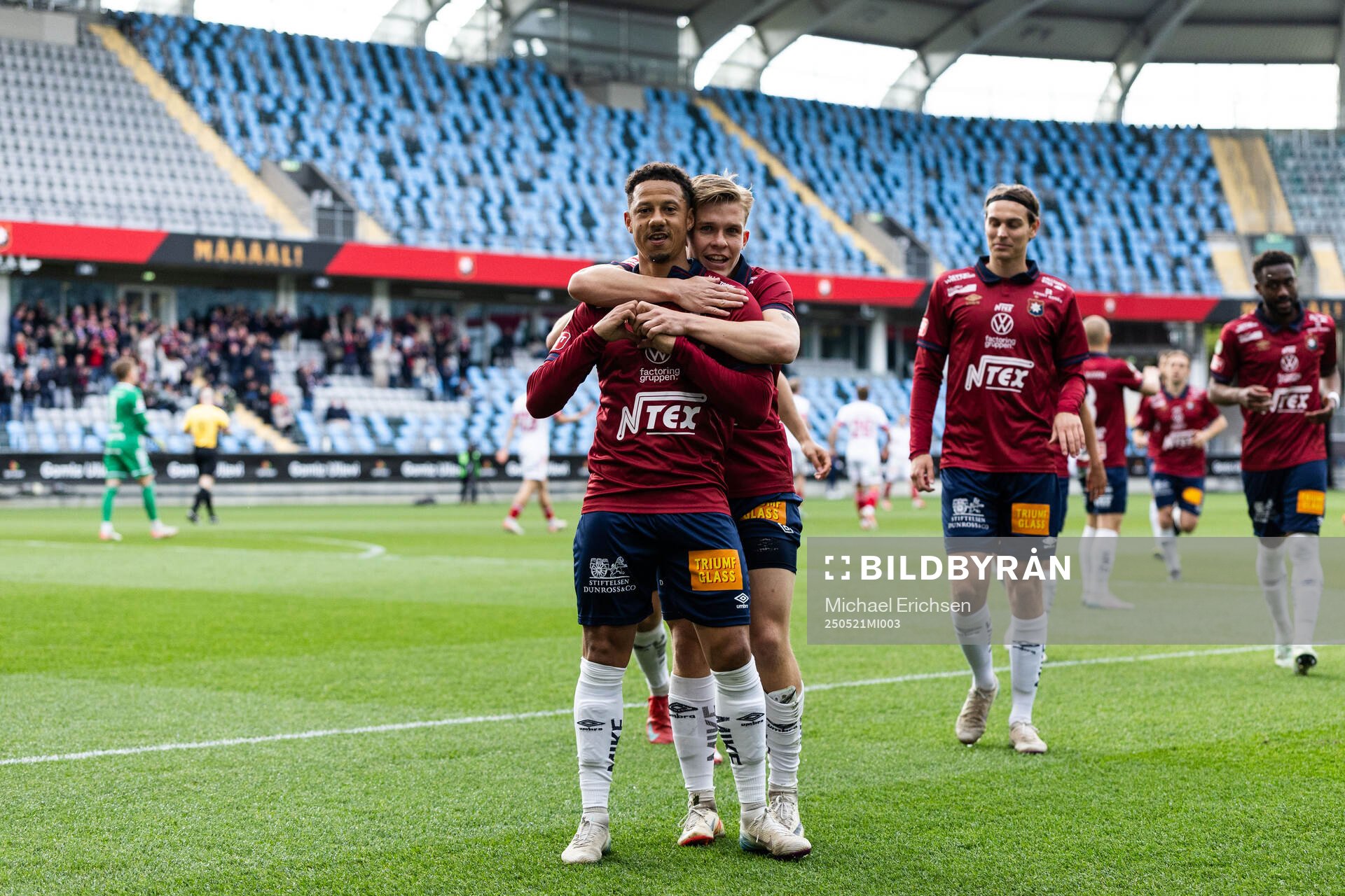 Örgrytes Tobias Sana jublar med Isak Dahlqvist efter 1-0 under fotbollsmatchen i Superettan mellan Örgryte och Sandvikens IF den 21 maj 2025 i Göteborg.