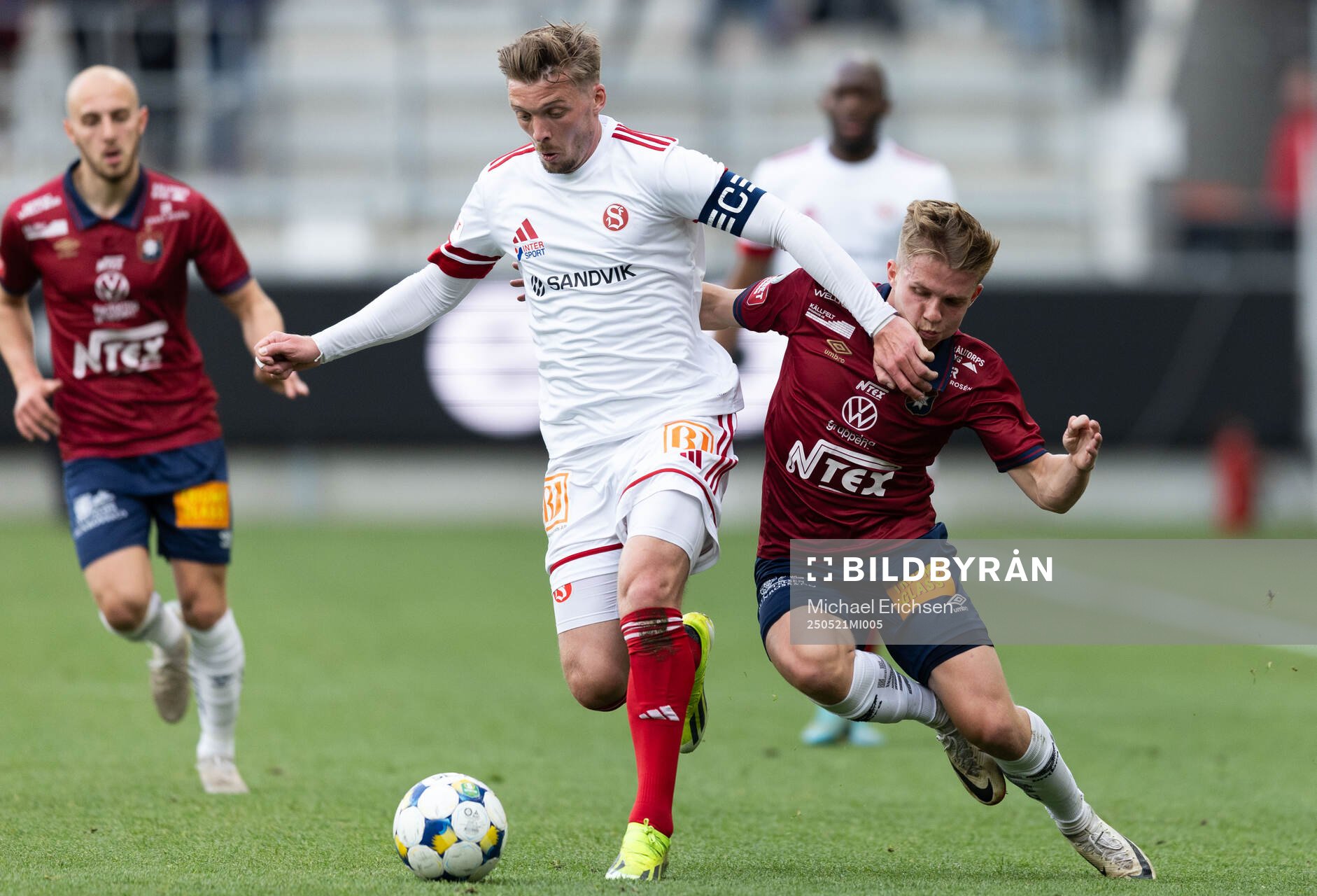 Sandvikens IFs Gustav Thörn och Örgrytes Isak Dahlqvist under fotbollsmatchen i Superettan mellan Örgryte och Sandvikens IF den 21 maj 2025 i Göteborg.