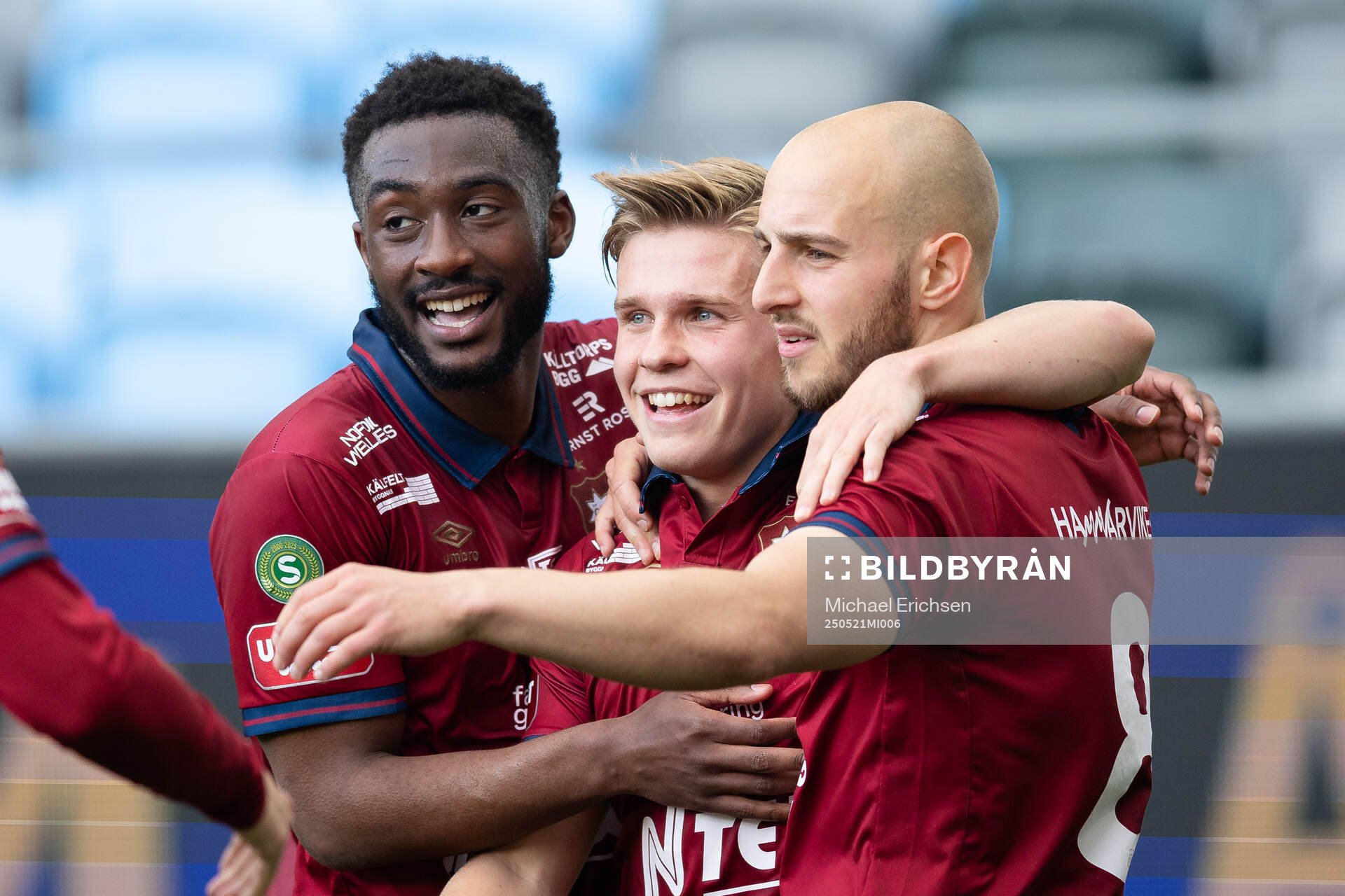 Örgrytes Isak Dahlqvist jublar ihop med Haladj-Madiou Keita och Amel Mujanic efter 2-0 under fotbollsmatchen i Superettan mellan Örgryte och Sandvikens IF den 21 maj 2025 i Göteborg.