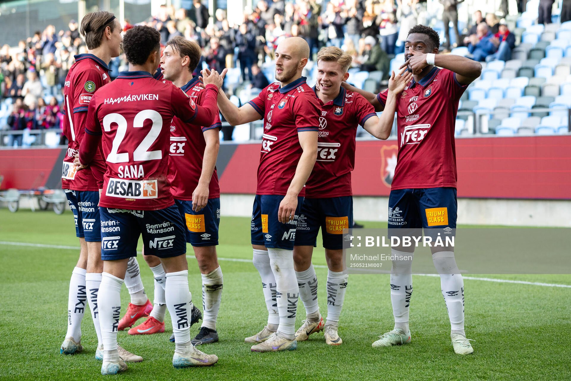 Örgrytes Isak Dahlqvist jublar med lagkamrater