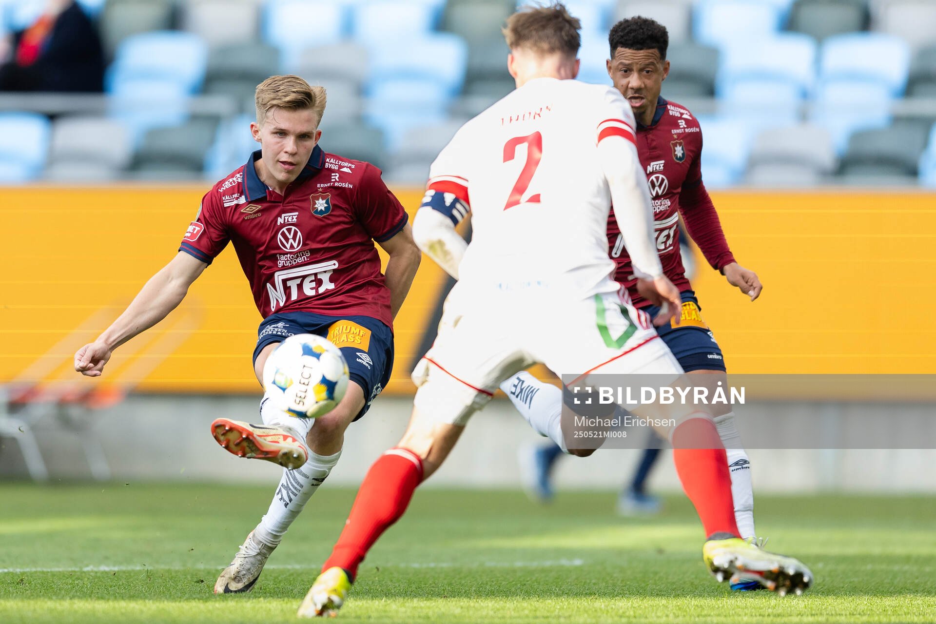 Örgrytes Isak Dahlqvist skjuter 2-0 under fotbollsmatchen i Superettan mellan Örgryte och Sandvikens IF den 21 maj 2025 i Göteborg. 