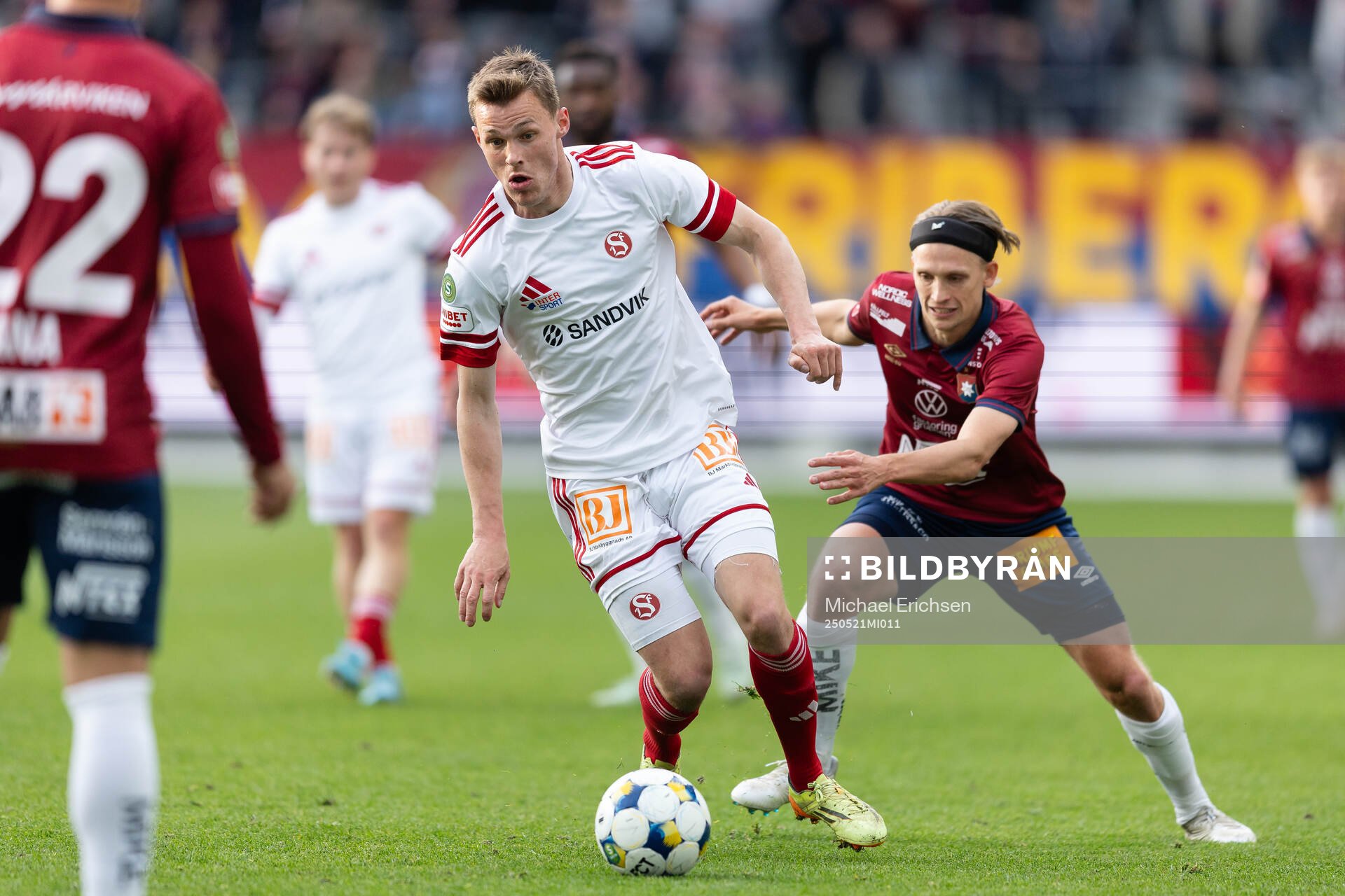 Sandvikens IFs Daniel Söderberg och Örgrytes Charlie Vindehall under fotbollsmatchen i Superettan mellan Örgryte och Sandvikens IF den 21 maj 2025 i Göteborg.