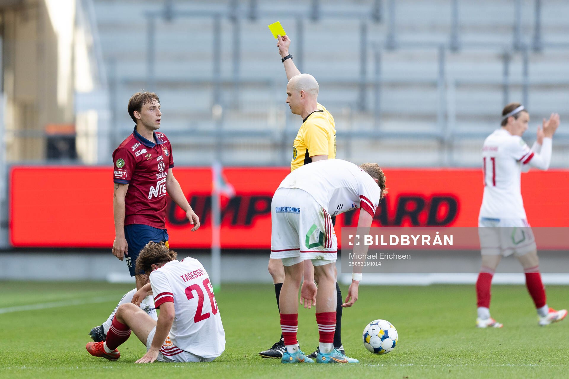 Örgrytes William Svensson får ett gult kort av domare Pontus Olofsson under fotbollsmatchen i Superettan mellan Örgryte och Sandvikens IF den 21 maj 2025 i Göteborg.